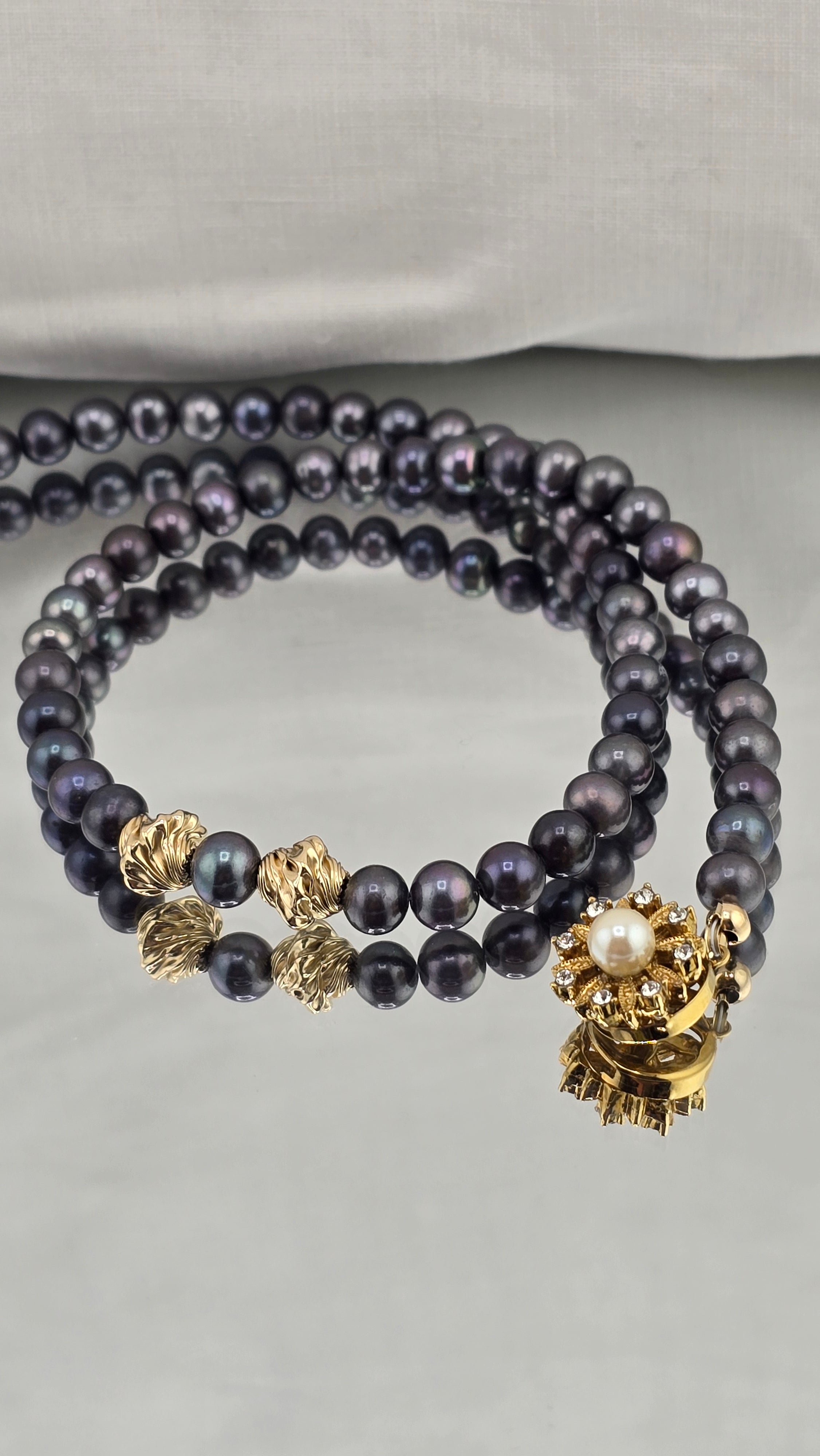 Collier en perles de culture bleu foncé et vermeil