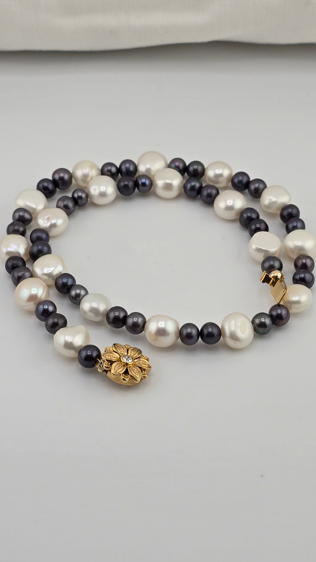 Collier en perles de culture baroque et perles de culture noires