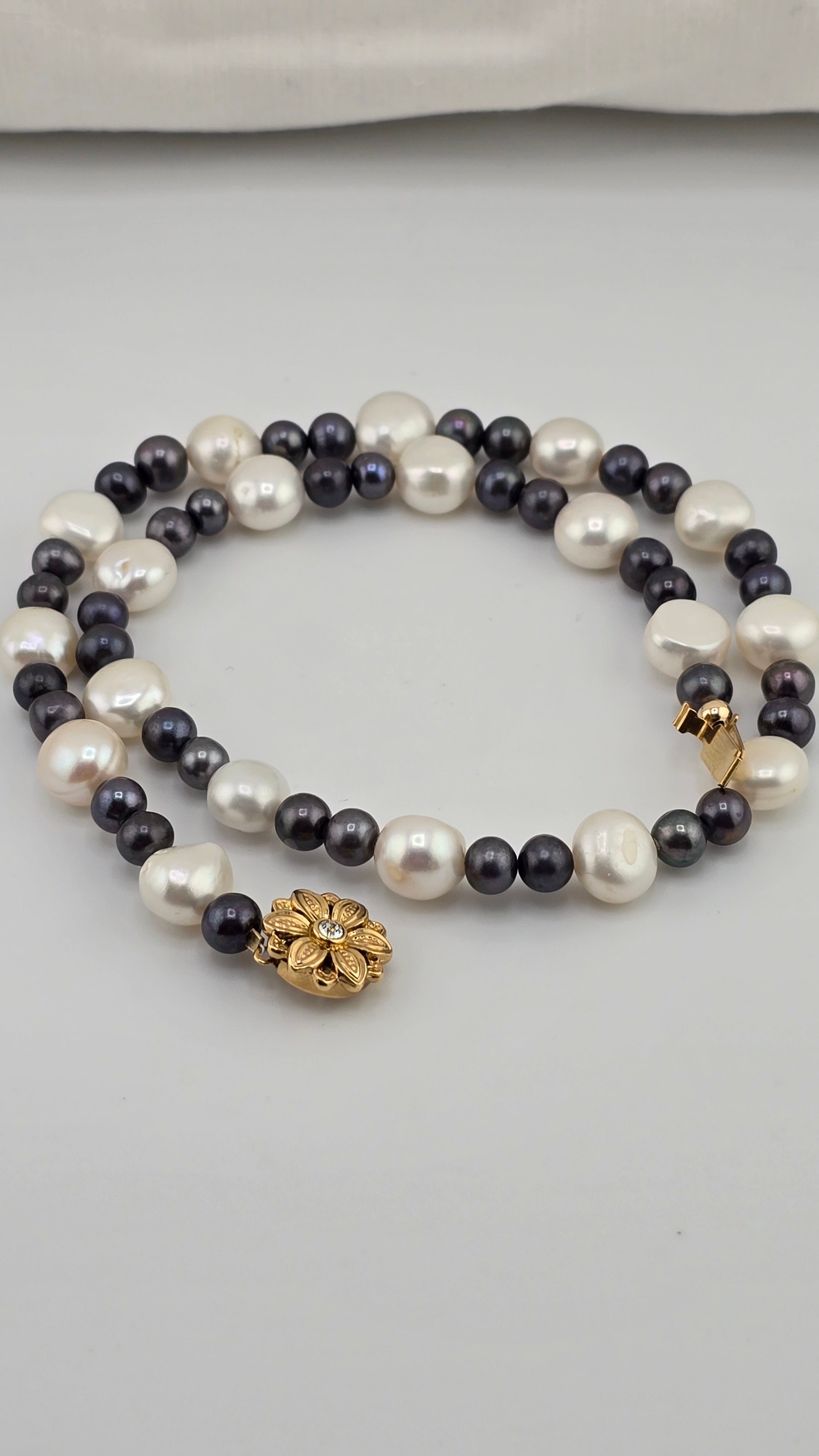 Collier en perles de culture baroque et perles de culture noires