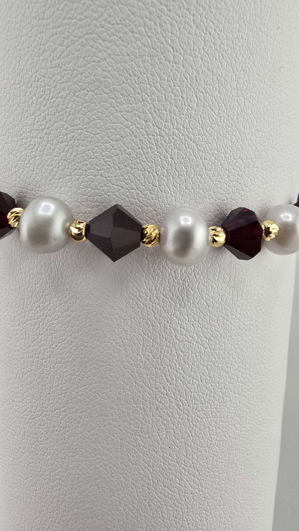 Bracelet en bordeaux très fonce et blanc