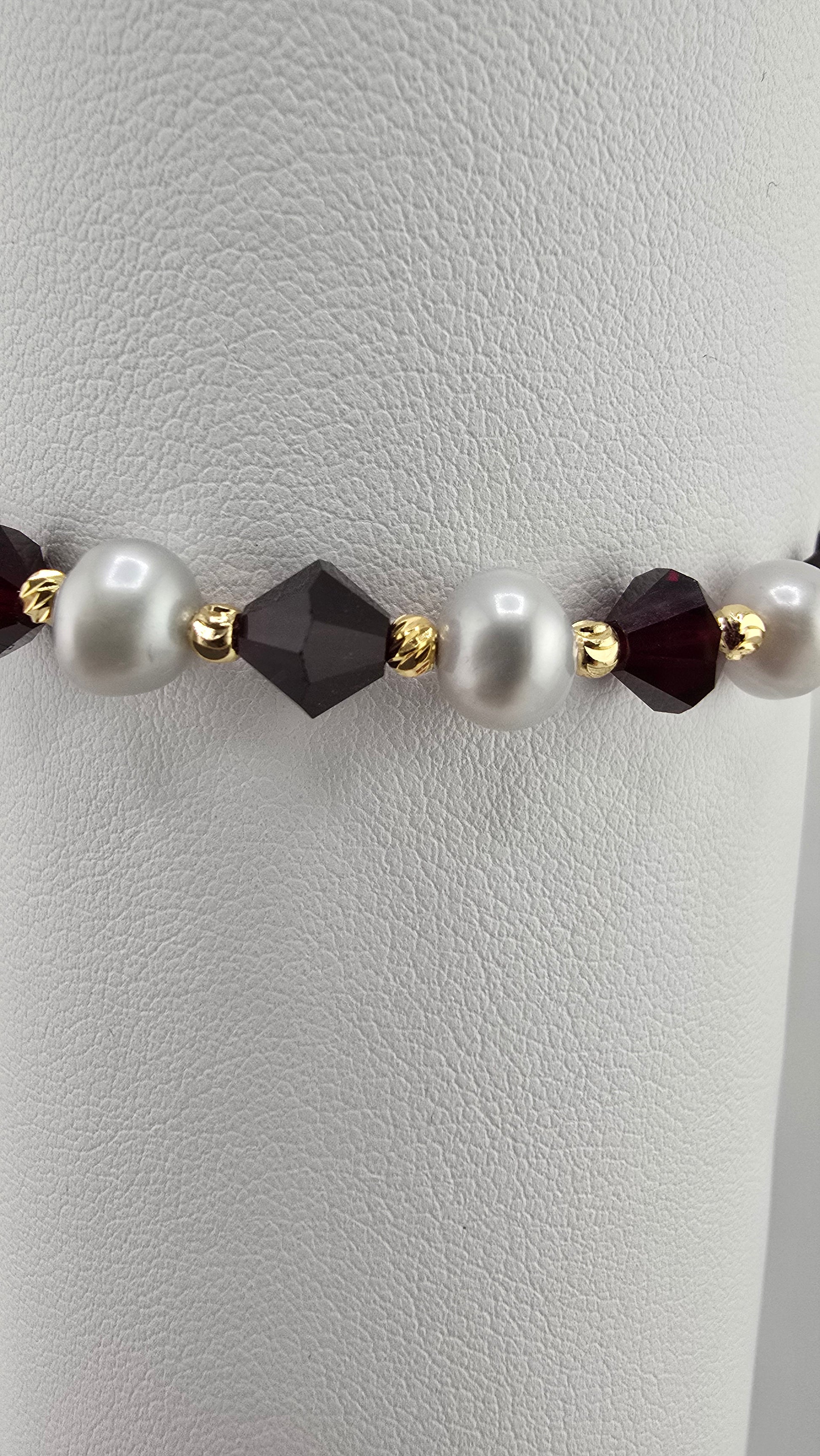 Bracelet en bordeaux très fonce et blanc
