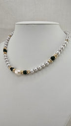 Collier perles de culture grises et Emeraude