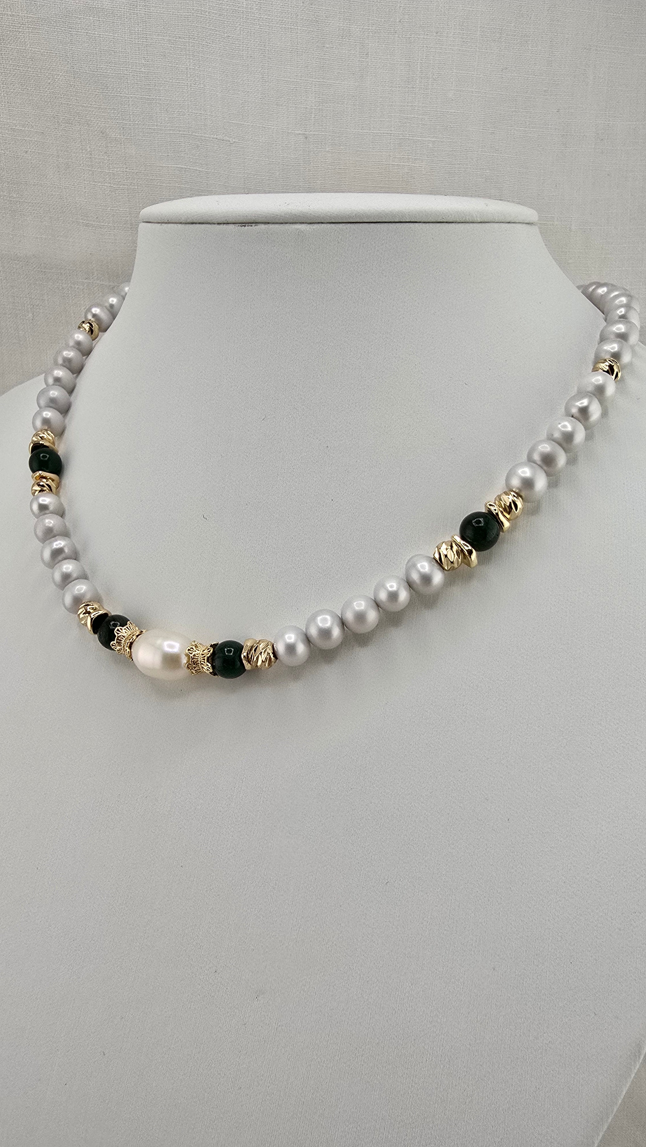 Collier perles de culture grises et Emeraude