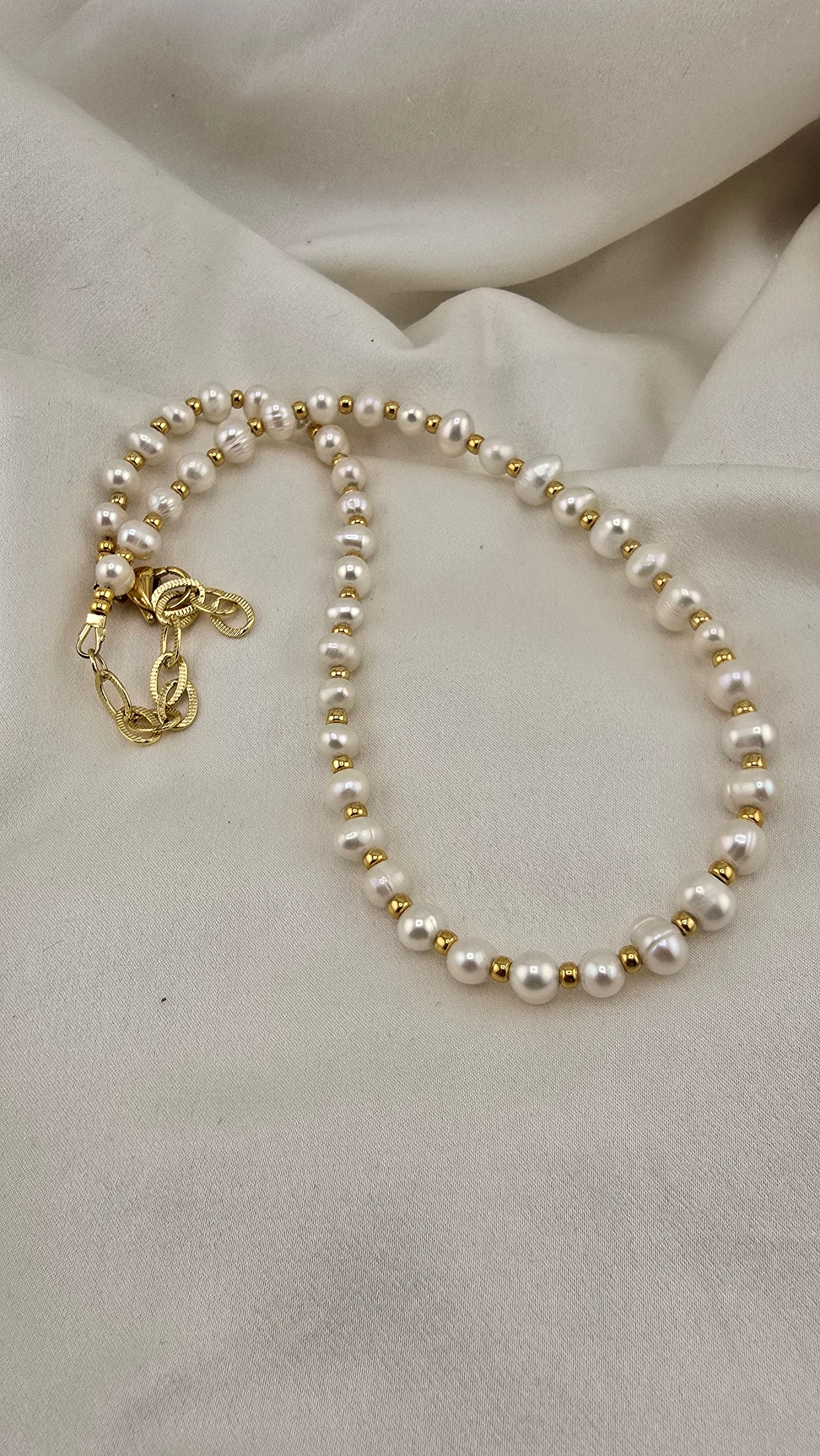 Cultured pearl choker necklace in its case