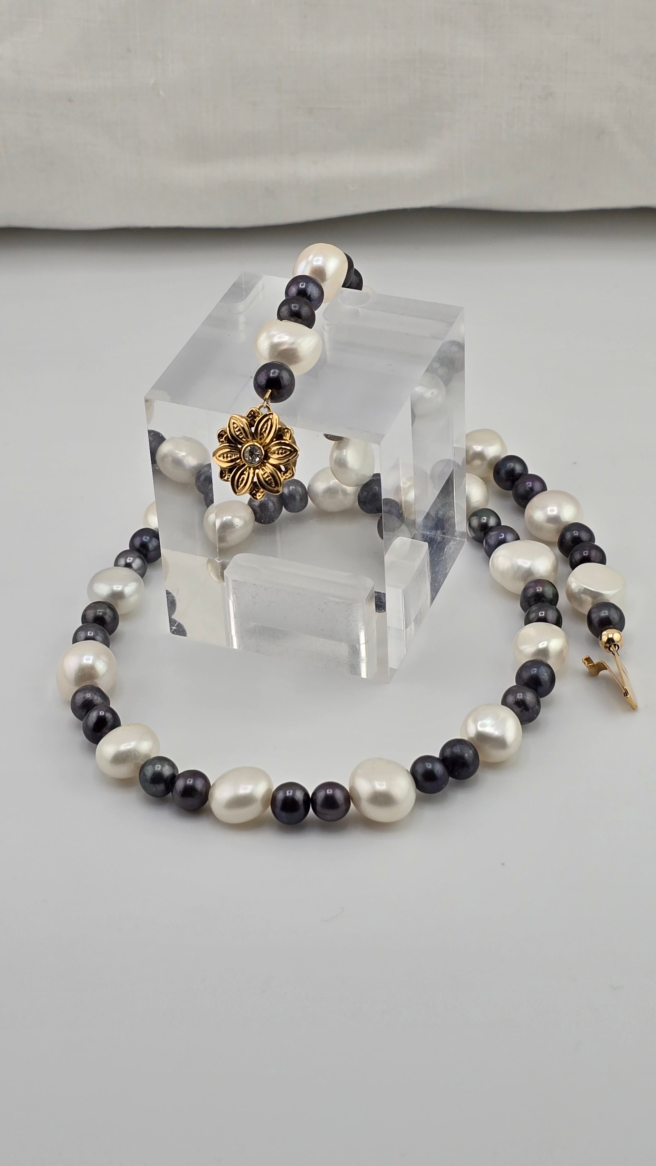 Collier en perles de culture baroque et perles de culture noires