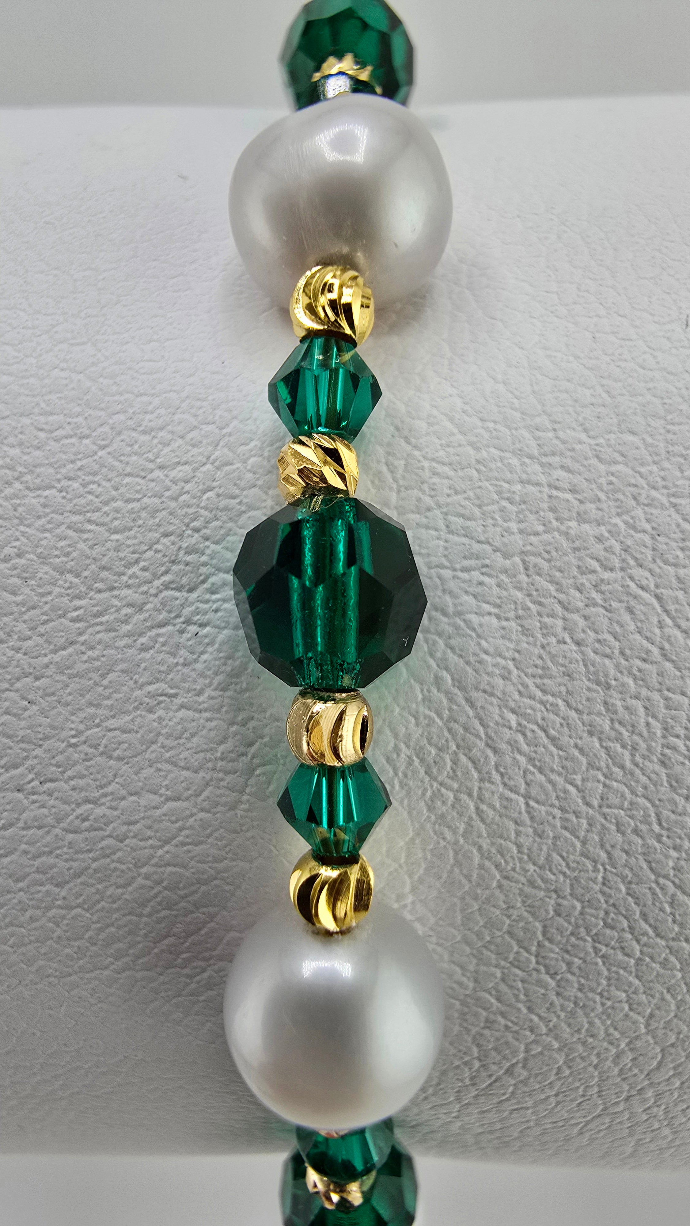 Bracelet en perles de culture et cristaux vert foncé