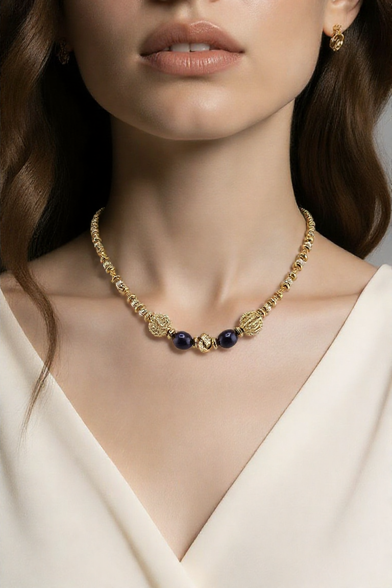 Collier en plaqué or et deux perles de culture bleu marine