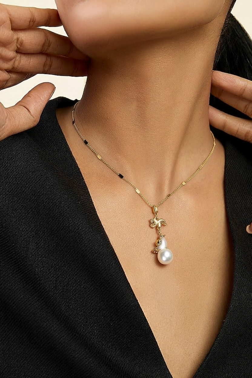 Perle de culture blanche et oiseau en nacre