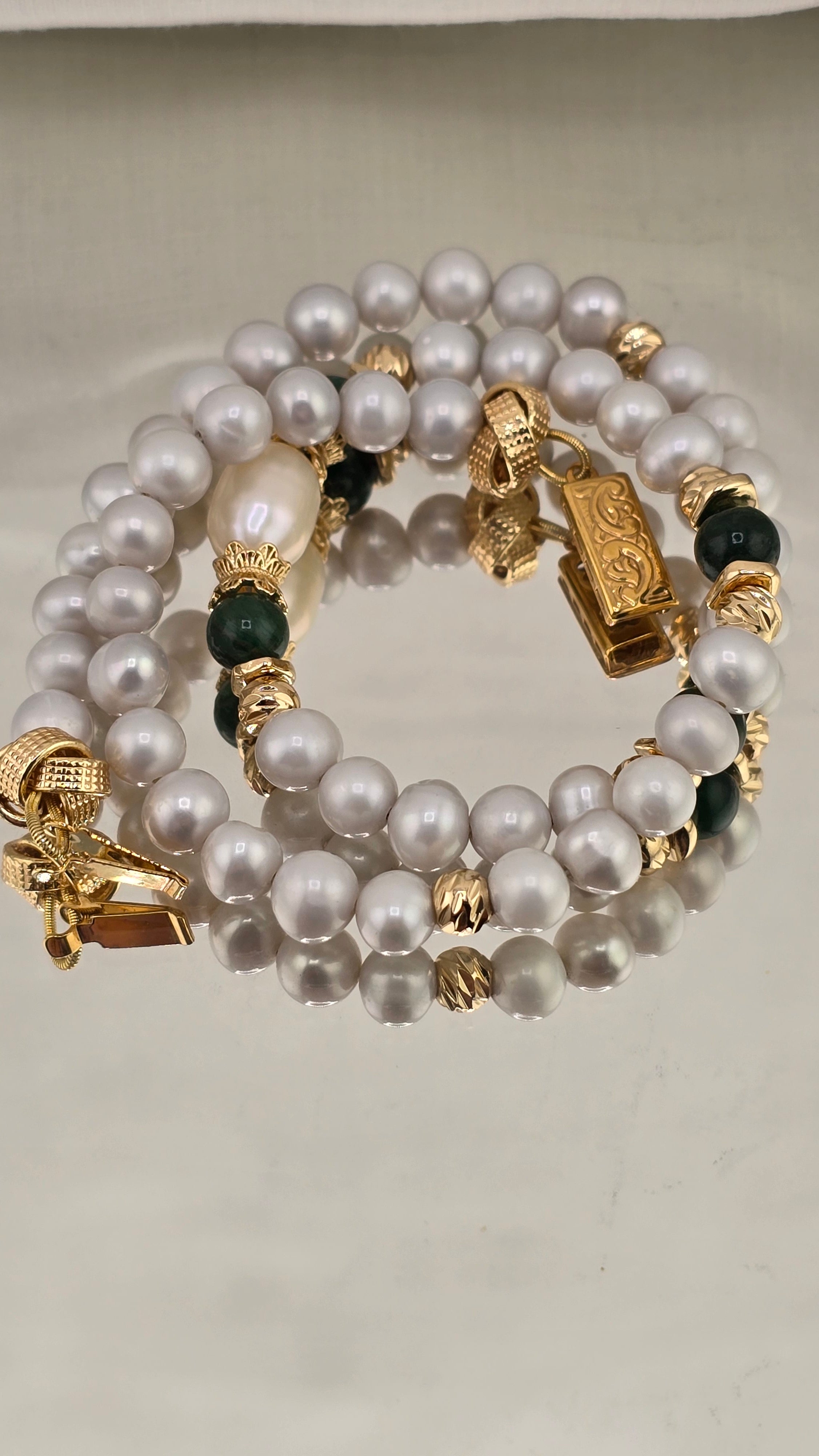 Collier perles de culture grises et Emeraude