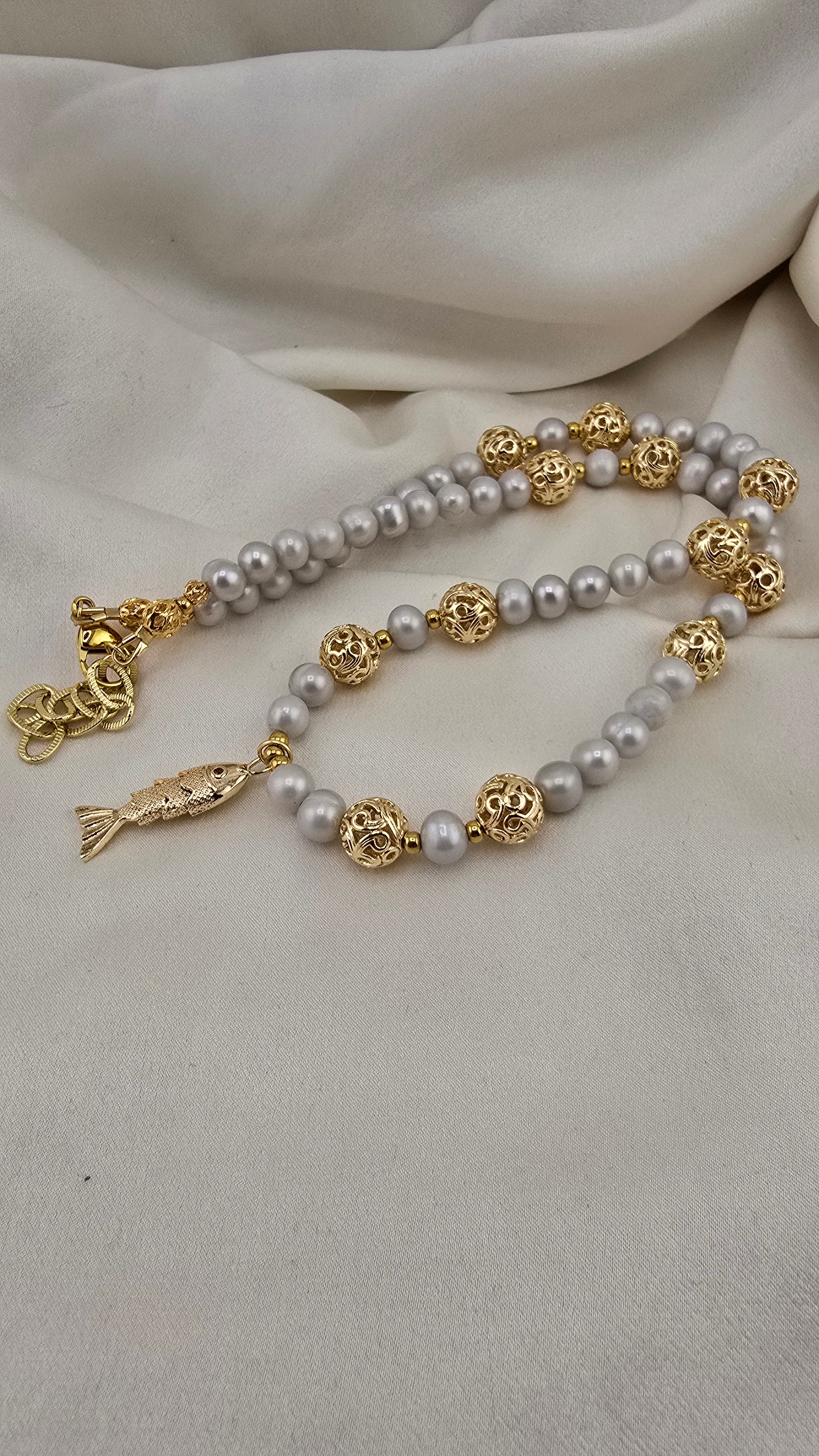 Necklace in gray cultured pearls in its case