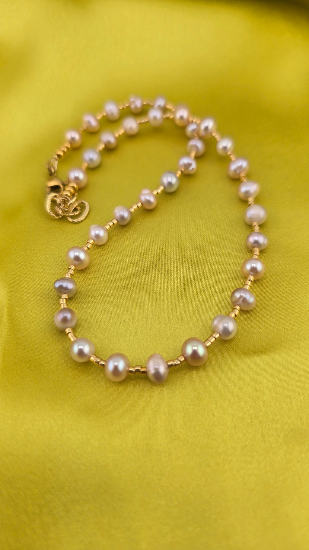 Collier ras du cou en perles de culture rose dans son écrin