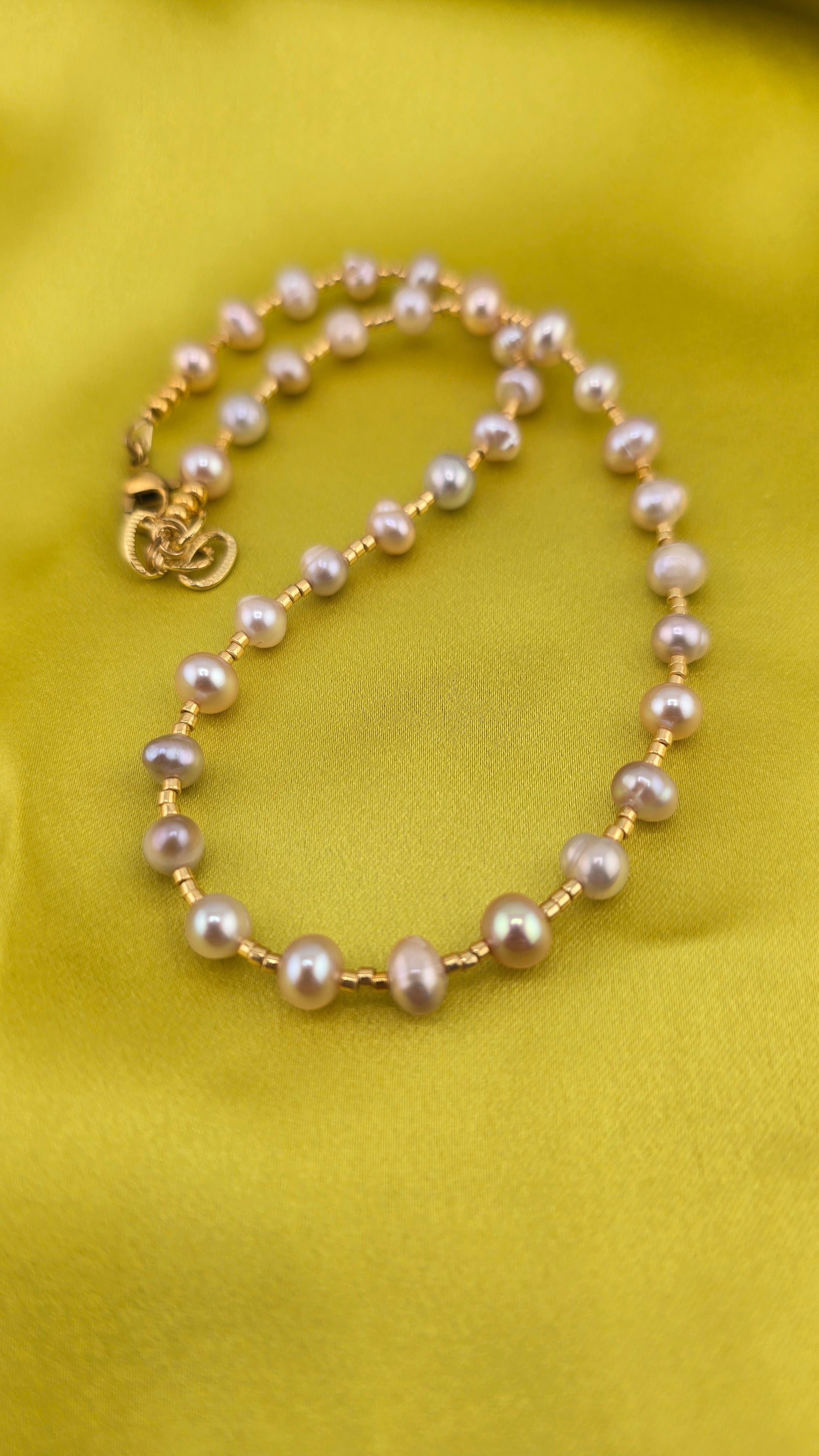 Collier ras du cou en perles de culture rose dans son écrin