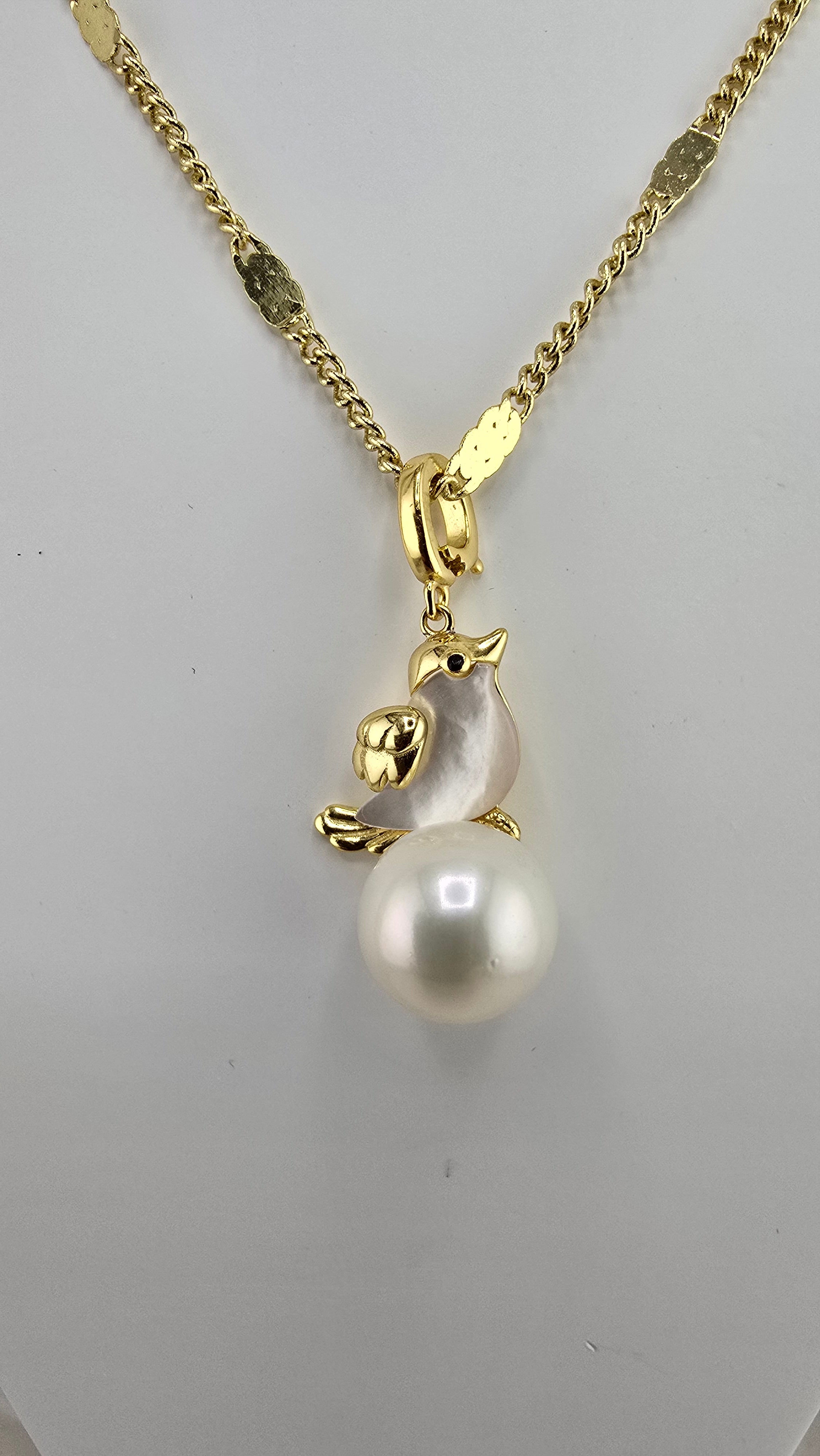 Perle de culture blanche et oiseau en nacre