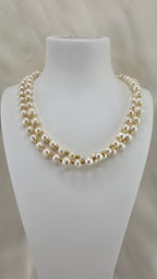 Collier avec deux rangs de perles de culture blanches dans son écrin
