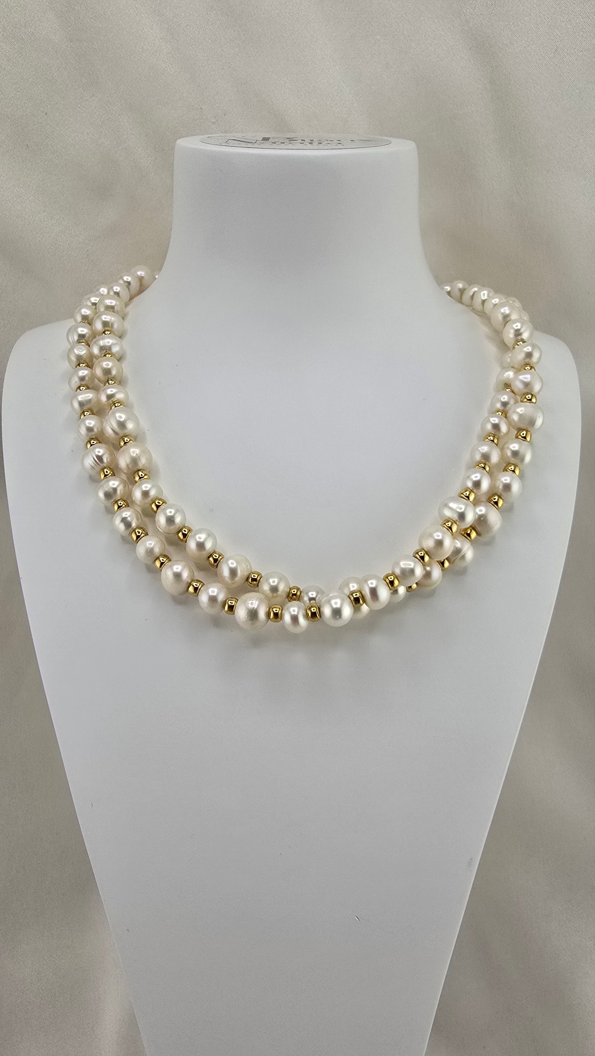 Collier avec deux rangs de perles de culture blanches dans son écrin