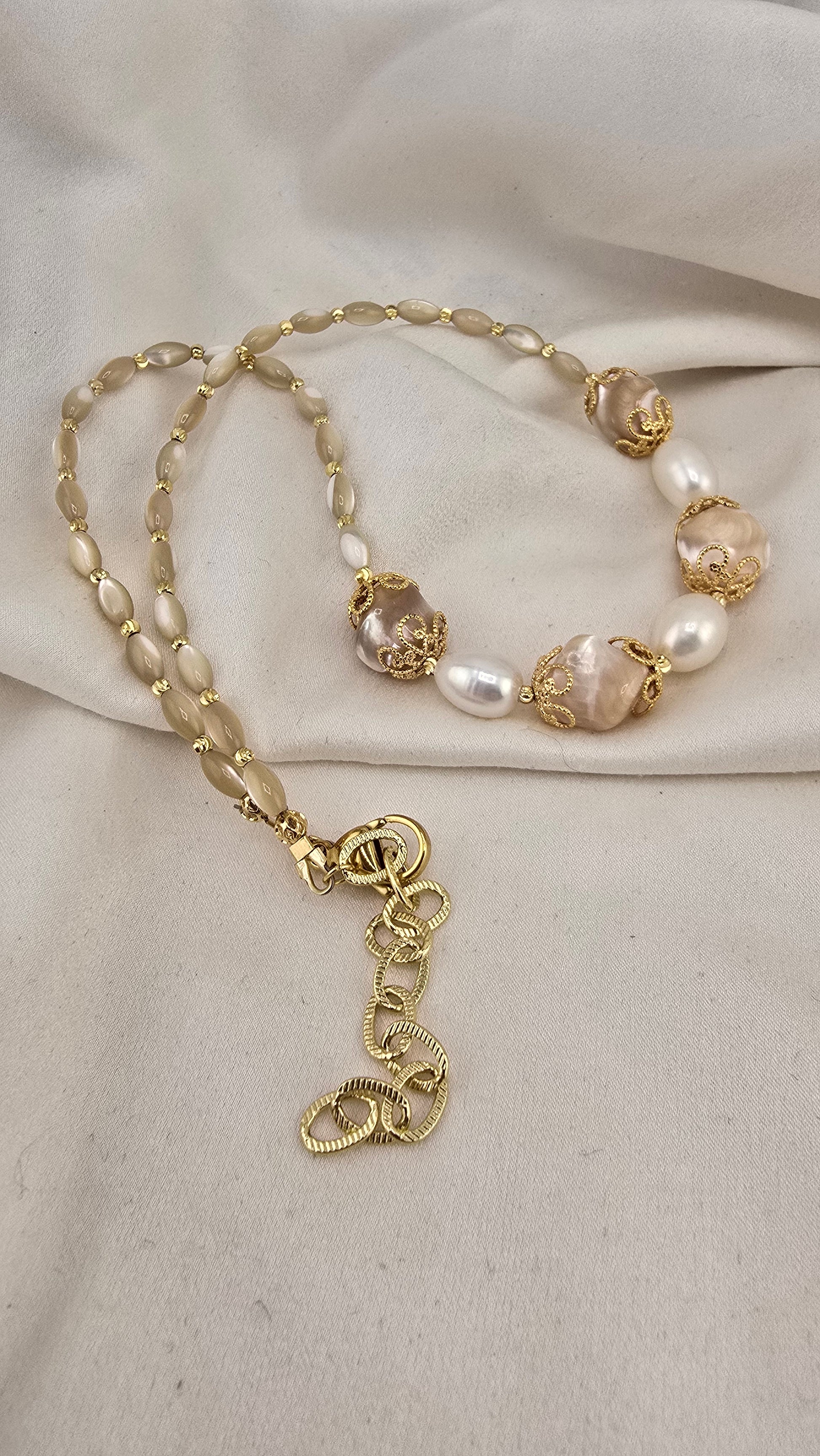 Collier en perles de Trocca et perles de culture olive