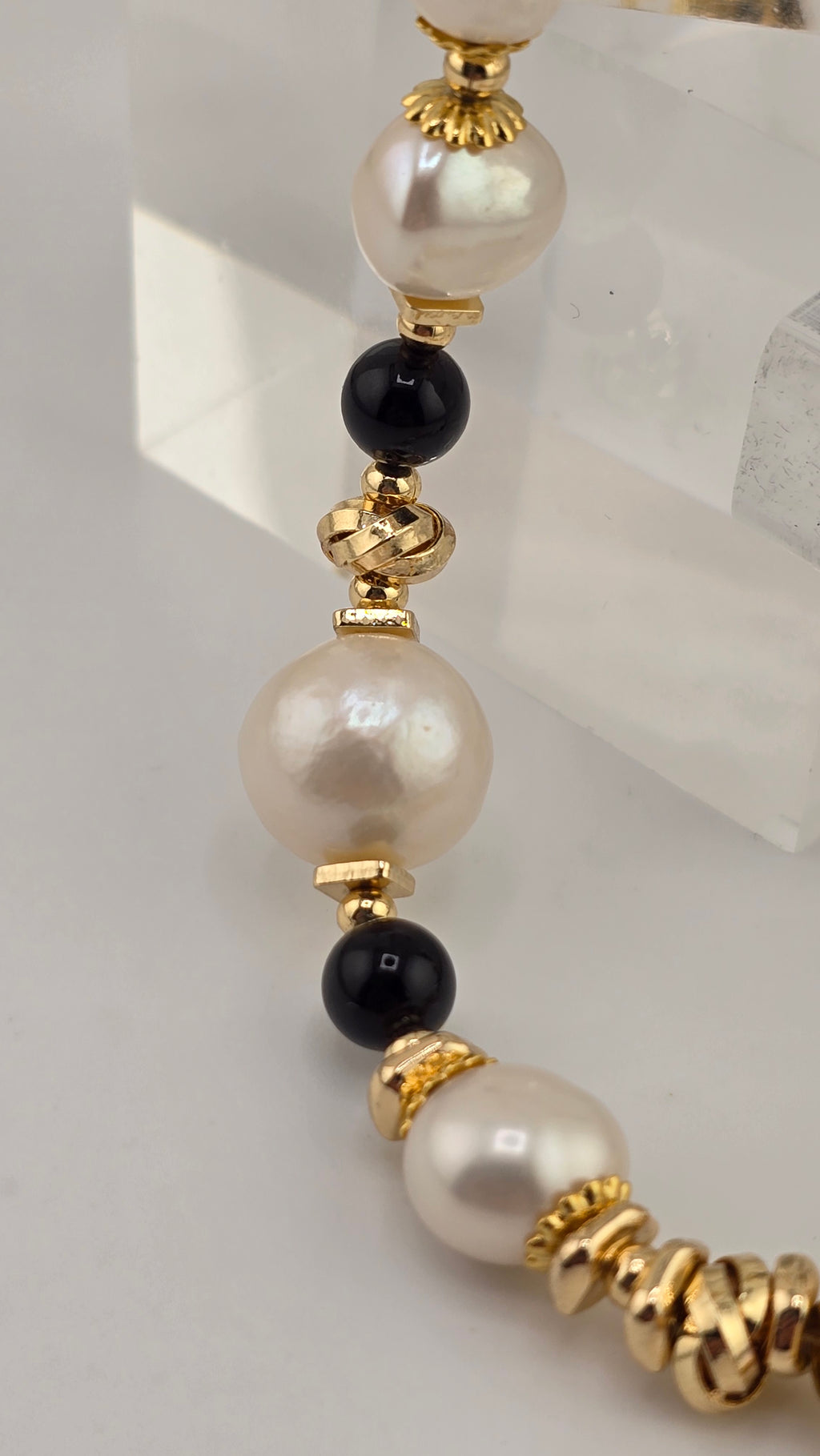 Collier en perles de culture baroque et onyx