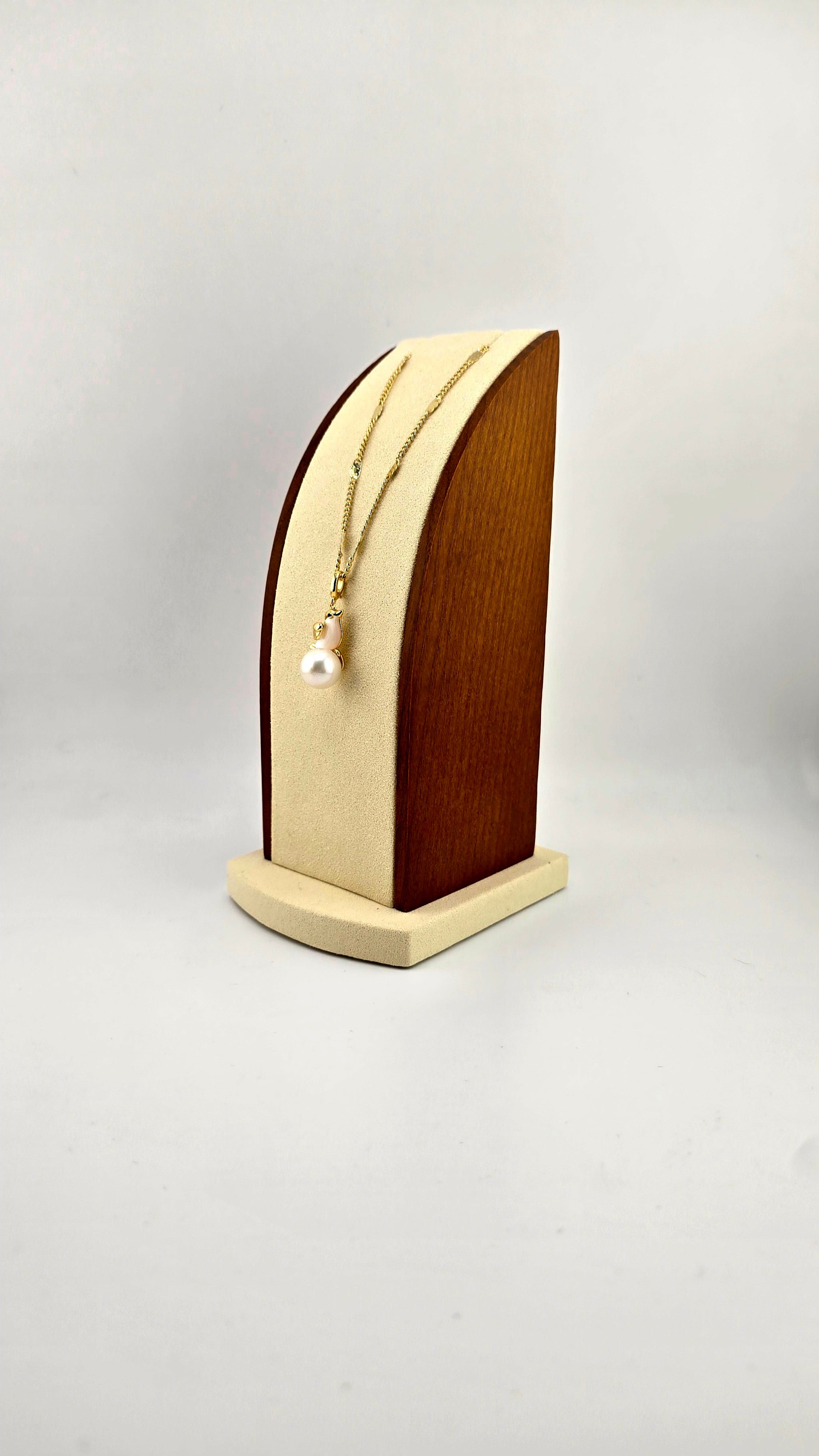 Perle de culture blanche et oiseau en nacre