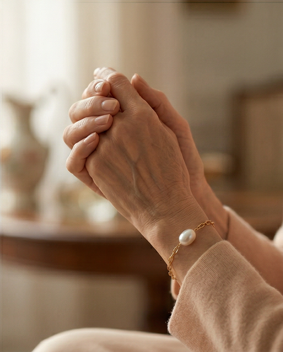" Les mains de ma Mère "  - bracelet et perle de culture
