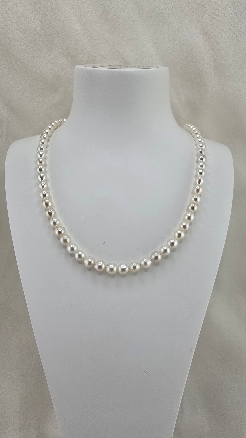 Collier en perles de culture rondes et blanches dans son écrin
