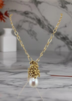 Collier chaine avec pendentif vermeil et perle de culture.