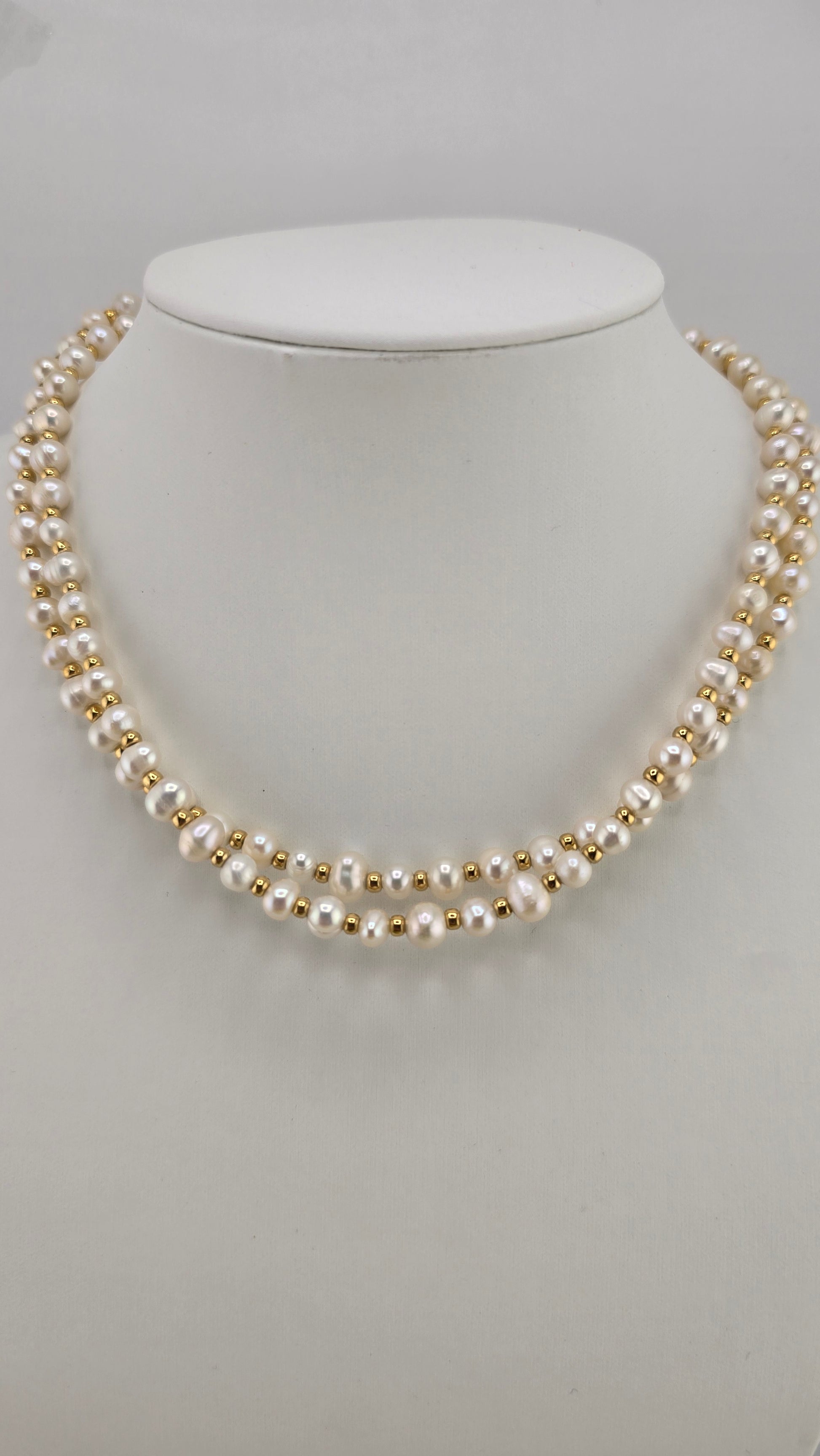 Collier avec deux rangs de perles de culture blanches dans son écrin