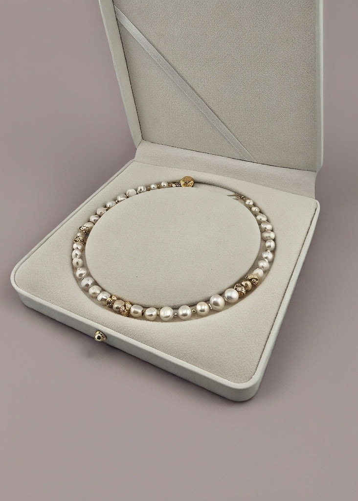 Collier perles de culture grises et Emeraude