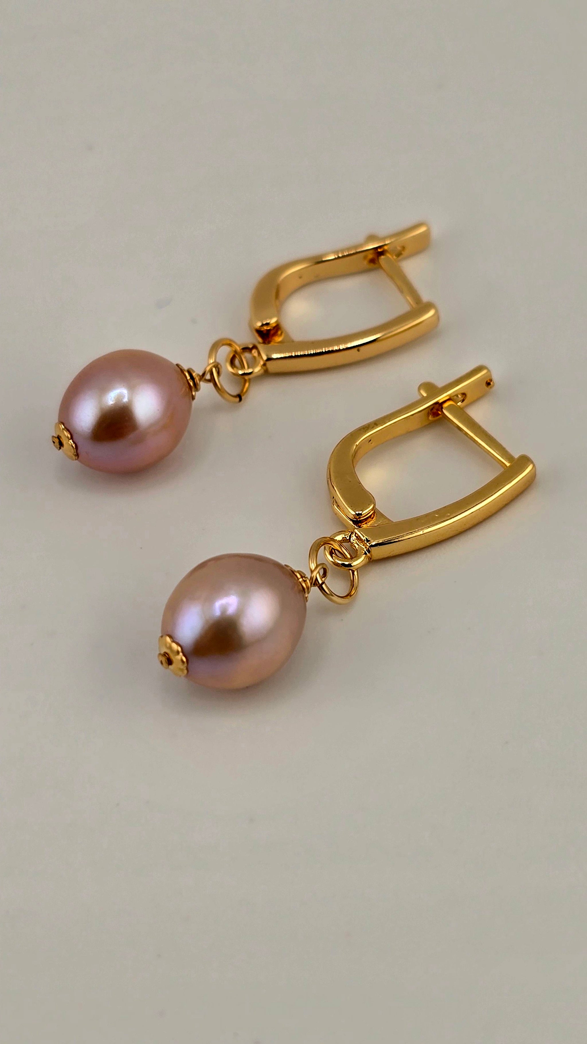Boucles d oreilles en perles de culture mauve