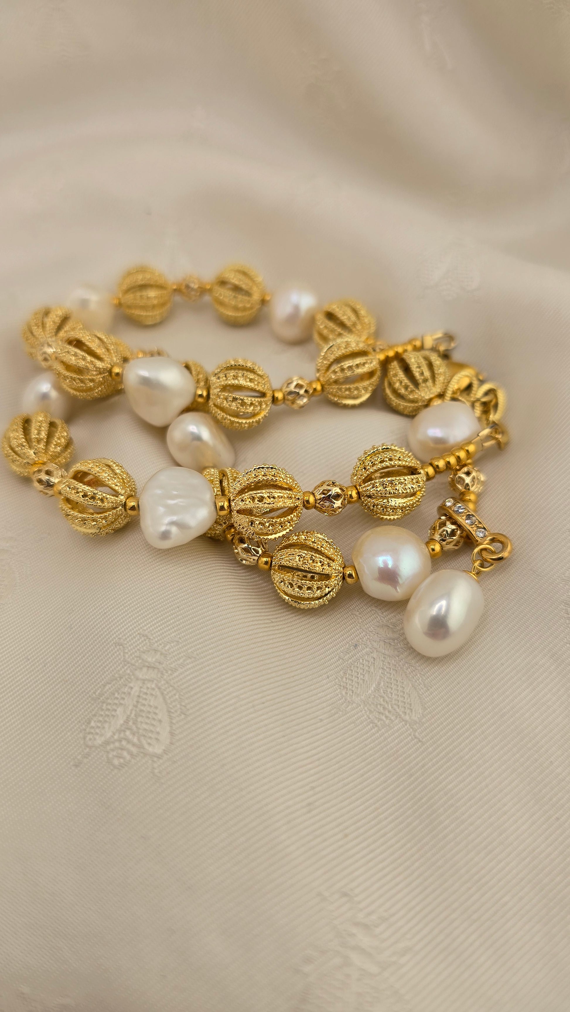 Collier avec perles de culture baroque et pendentif en perle de culture olive