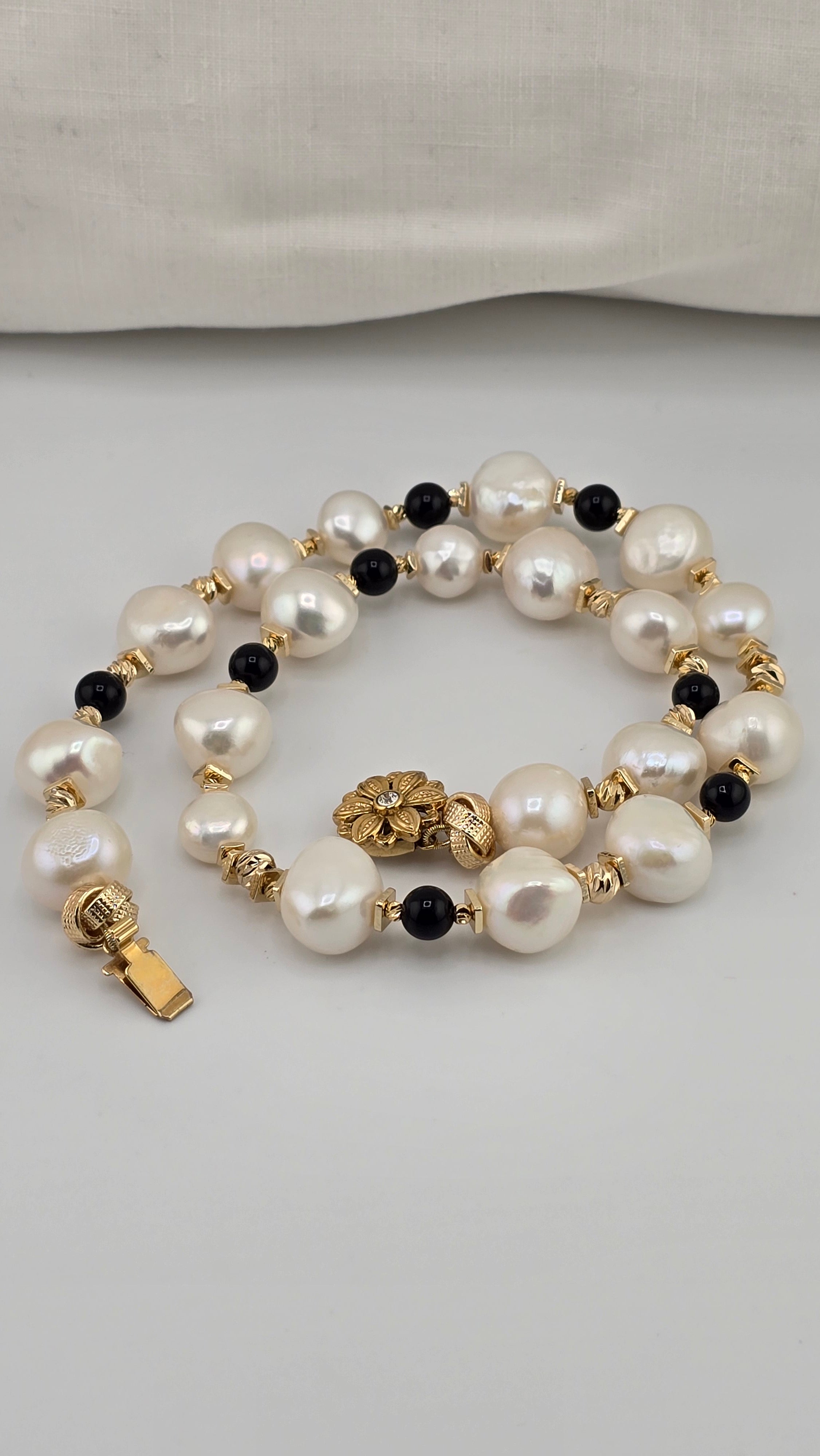 Collier en perles de culture baroque et onyx