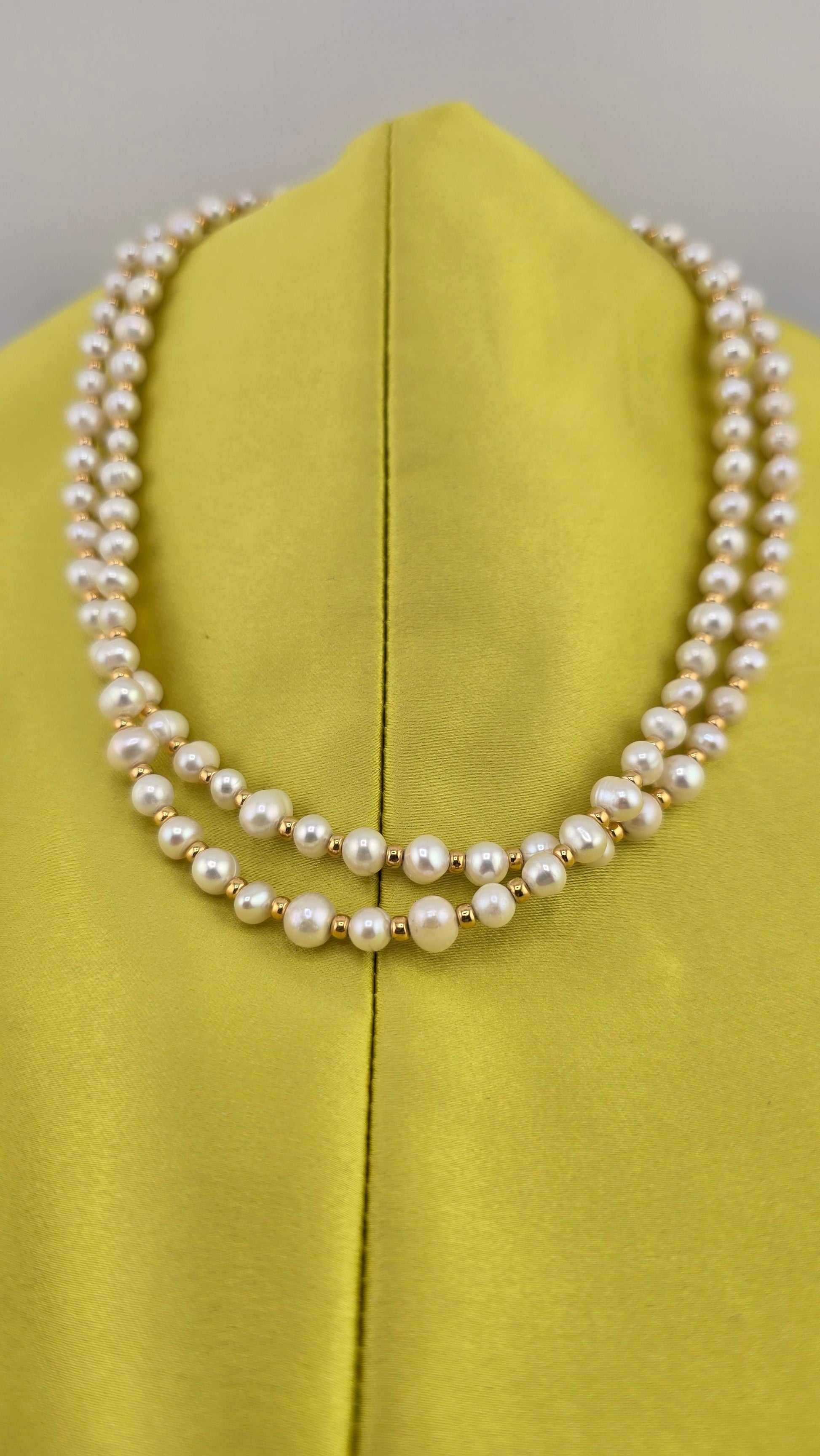 Collier avec deux rangs de perles de culture blanches dans son écrin