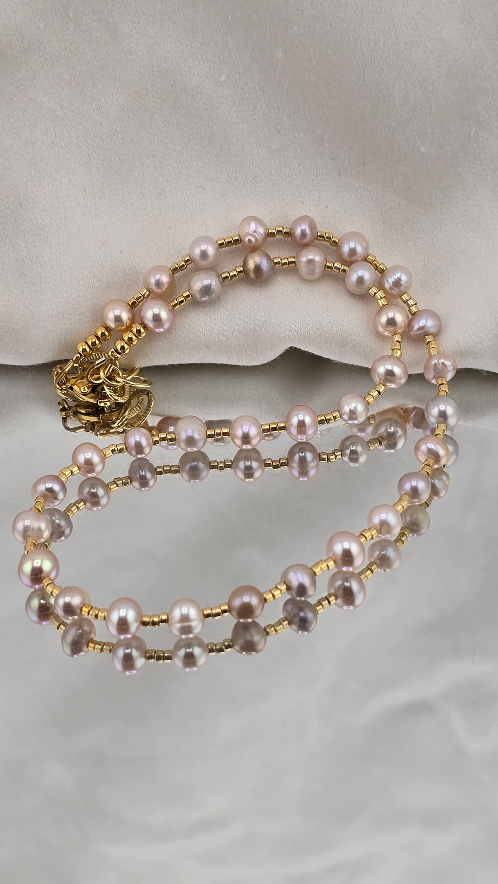Collier ras du cou en perles de culture rose dans son écrin