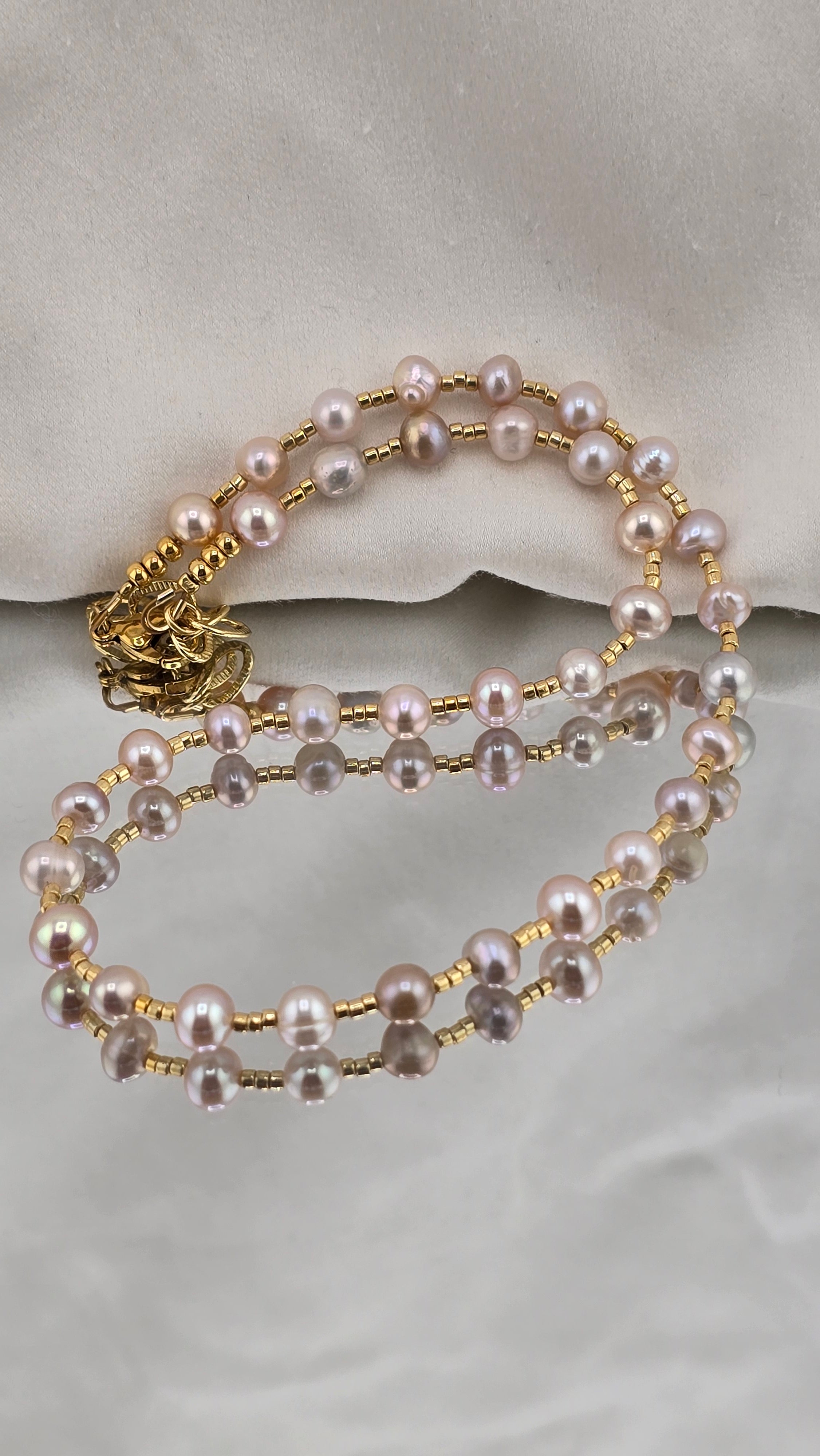 Collier ras du cou en perles de culture rose dans son écrin
