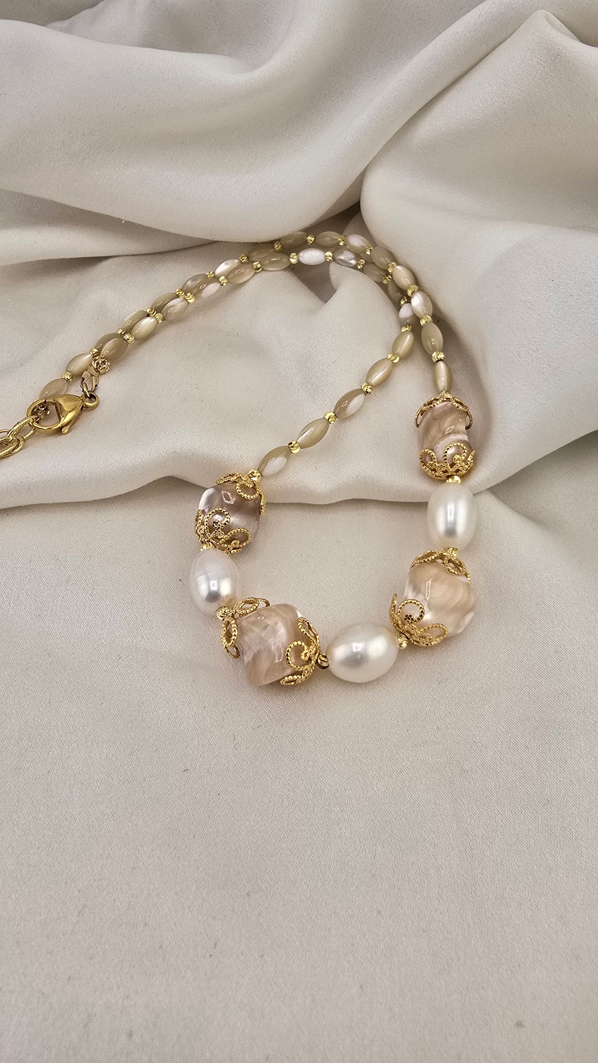 Collier en perles de Trocca et perles de culture olive