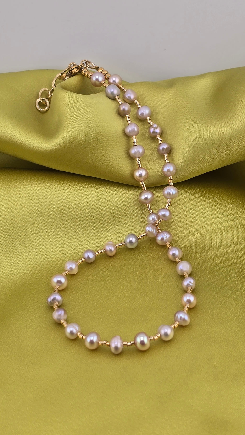 Collier ras du cou en perles de culture rose dans son écrin