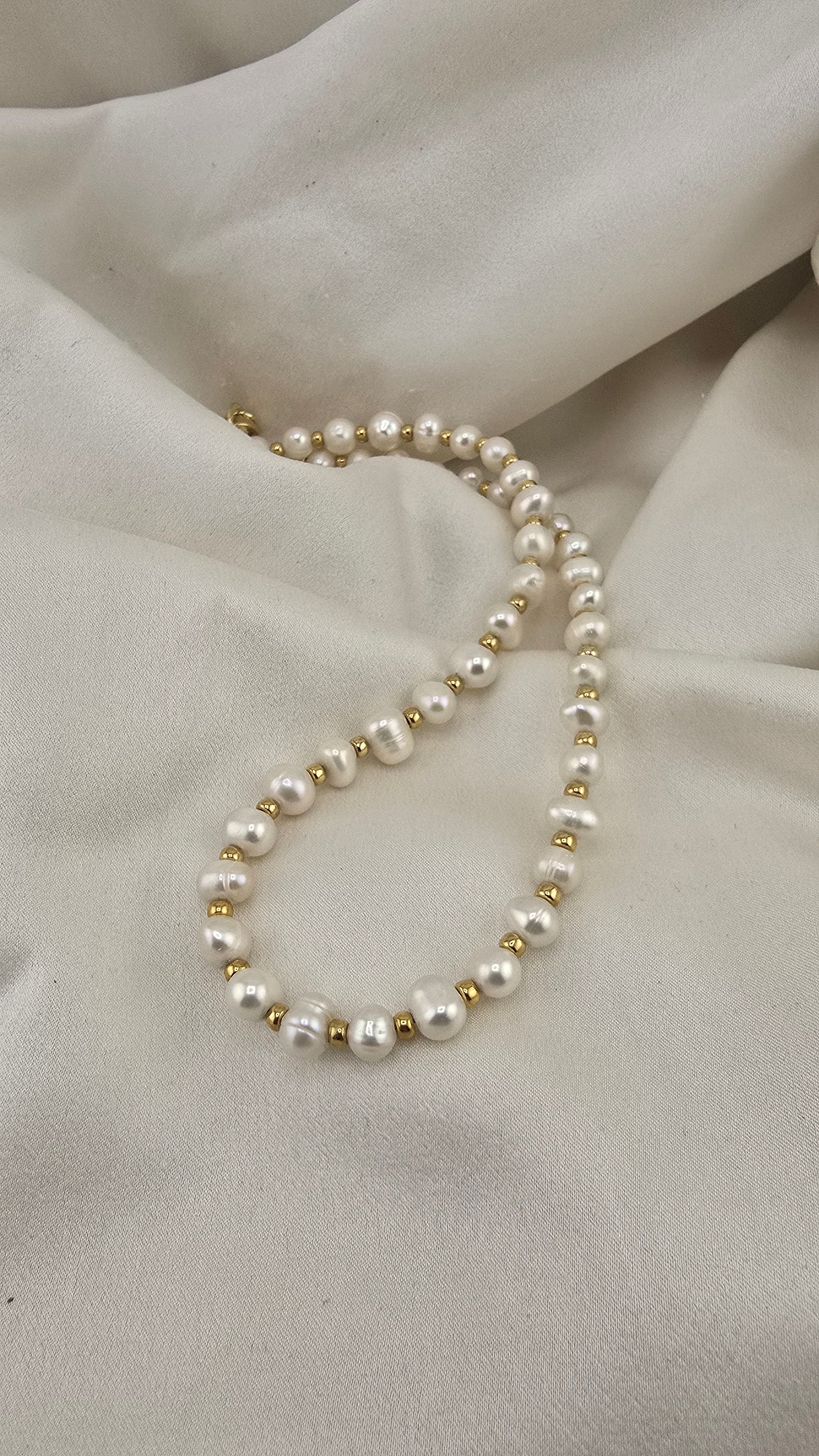 Cultured pearl choker necklace in its case