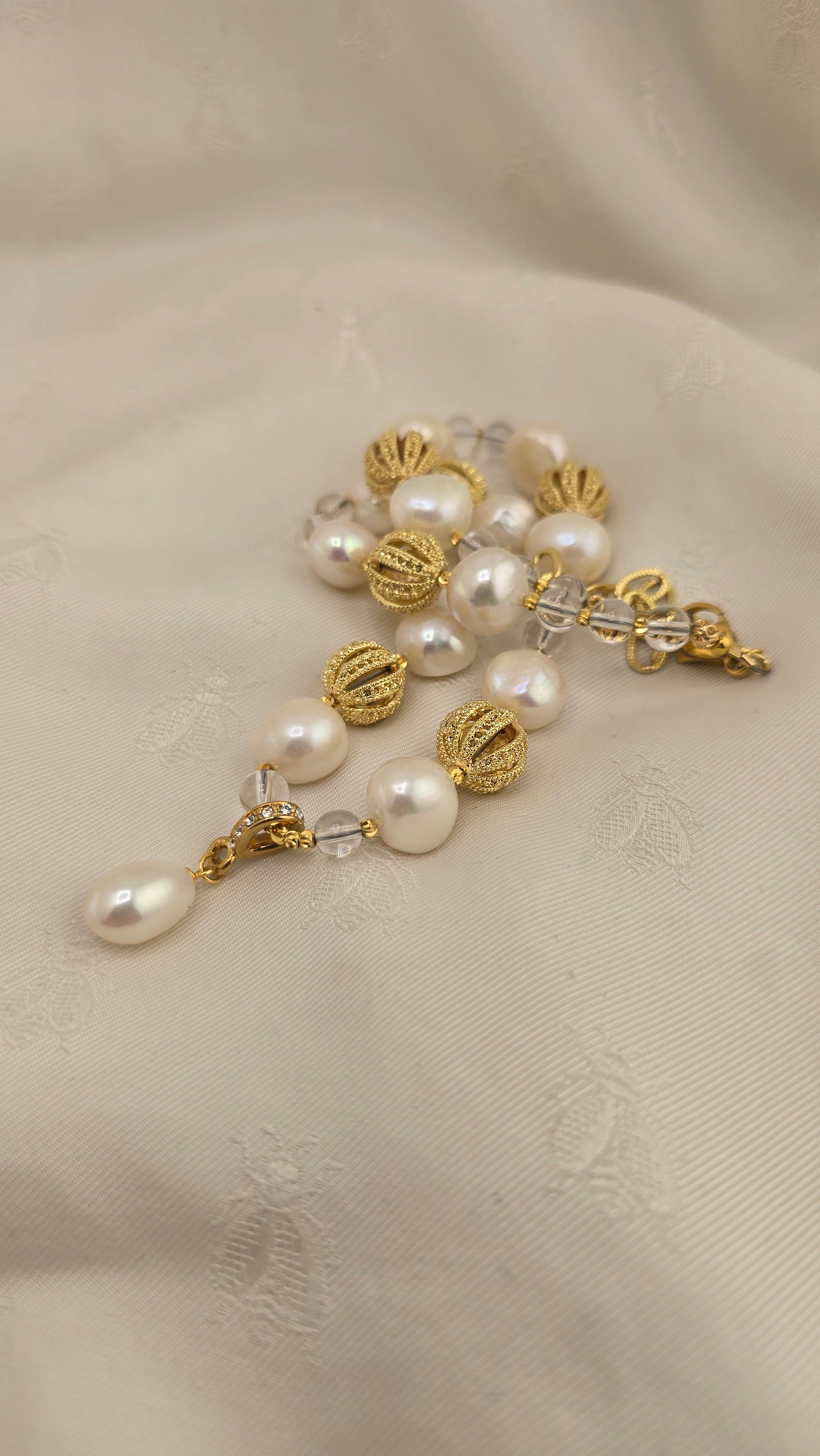 Collier avec perles de culture baroque et Cristal de Roche et pendentif en perle de culture olive.