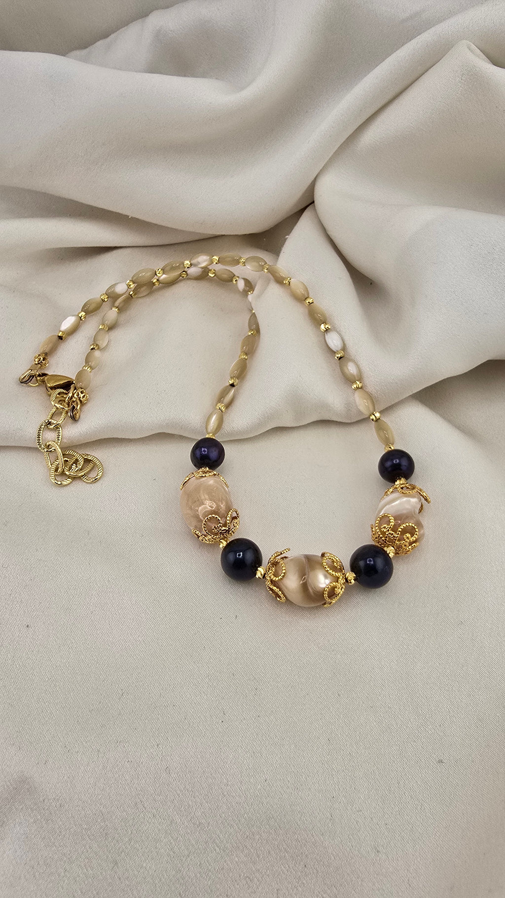 Collier en perles de Trocca et perles de culture bleu marine