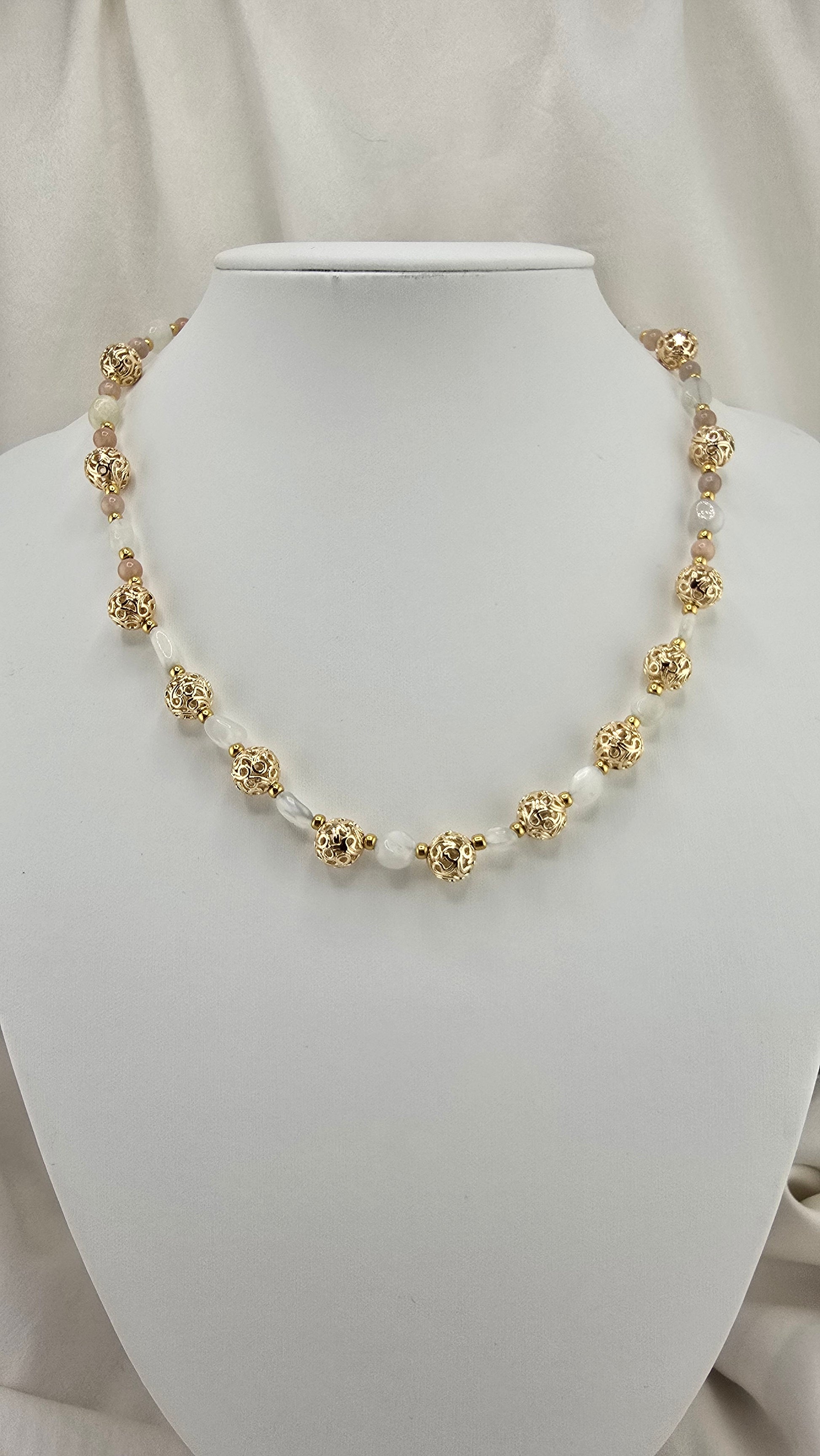 Collier en pierre de lune et plaqué or