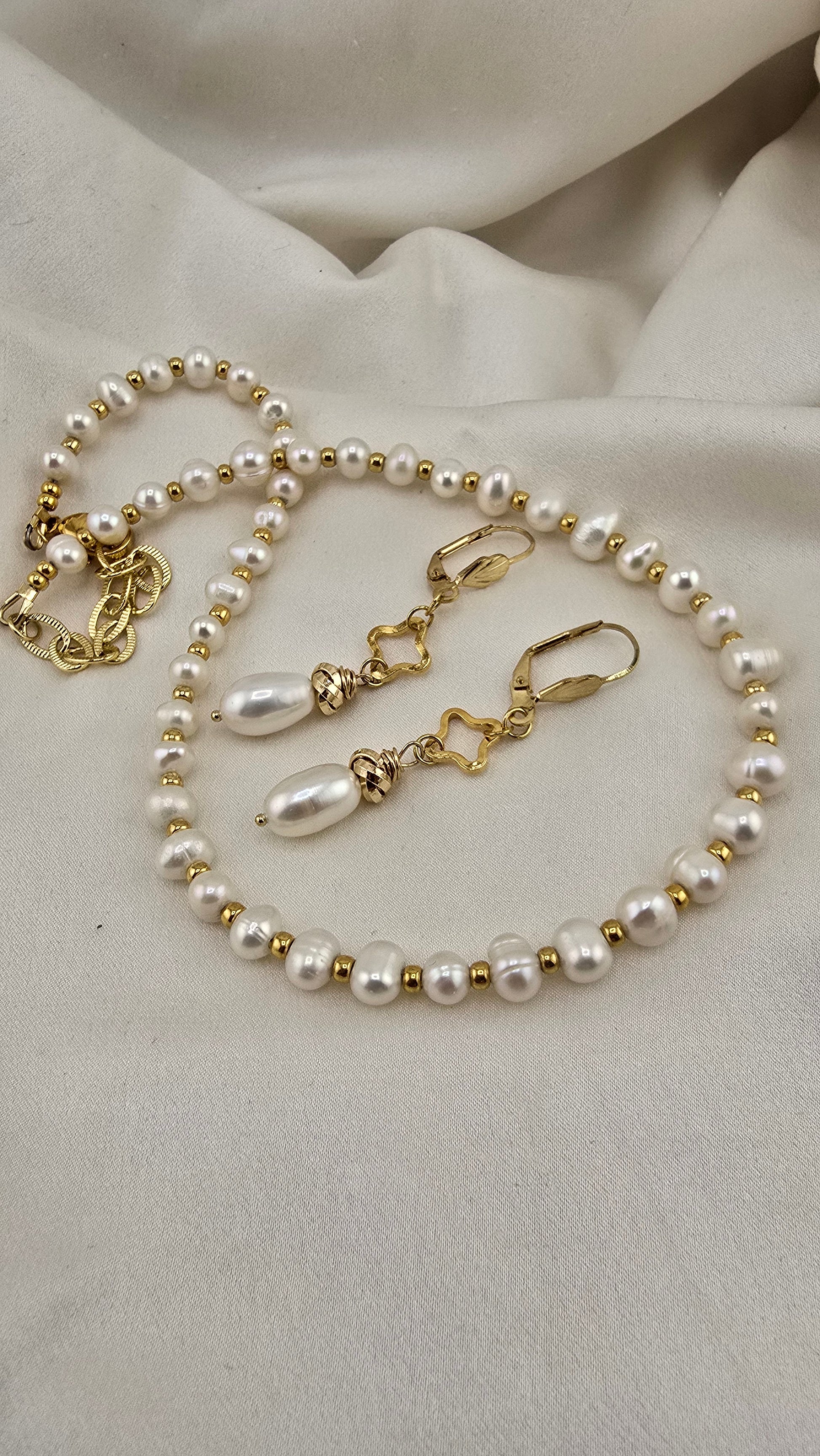 Cultured pearl choker necklace in its case