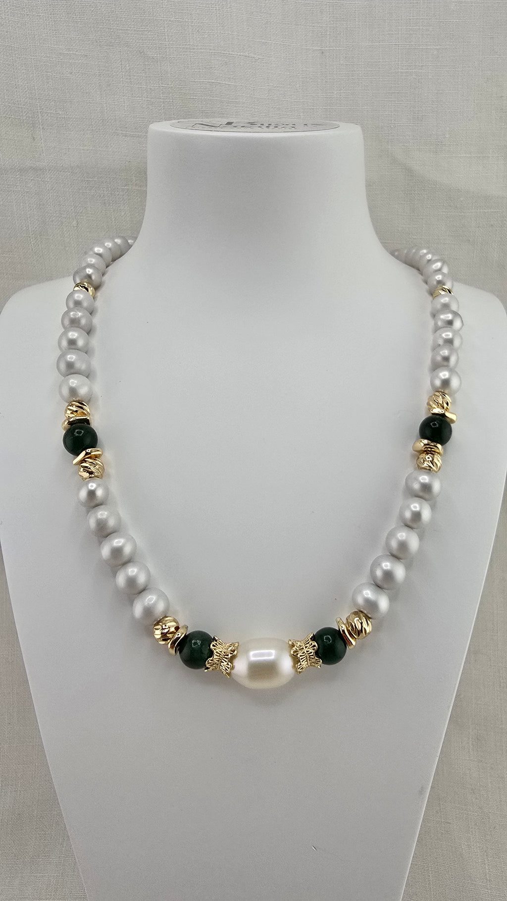 Collier perles de culture grises et Emeraude