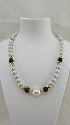 Collier perles de culture grises et Emeraude