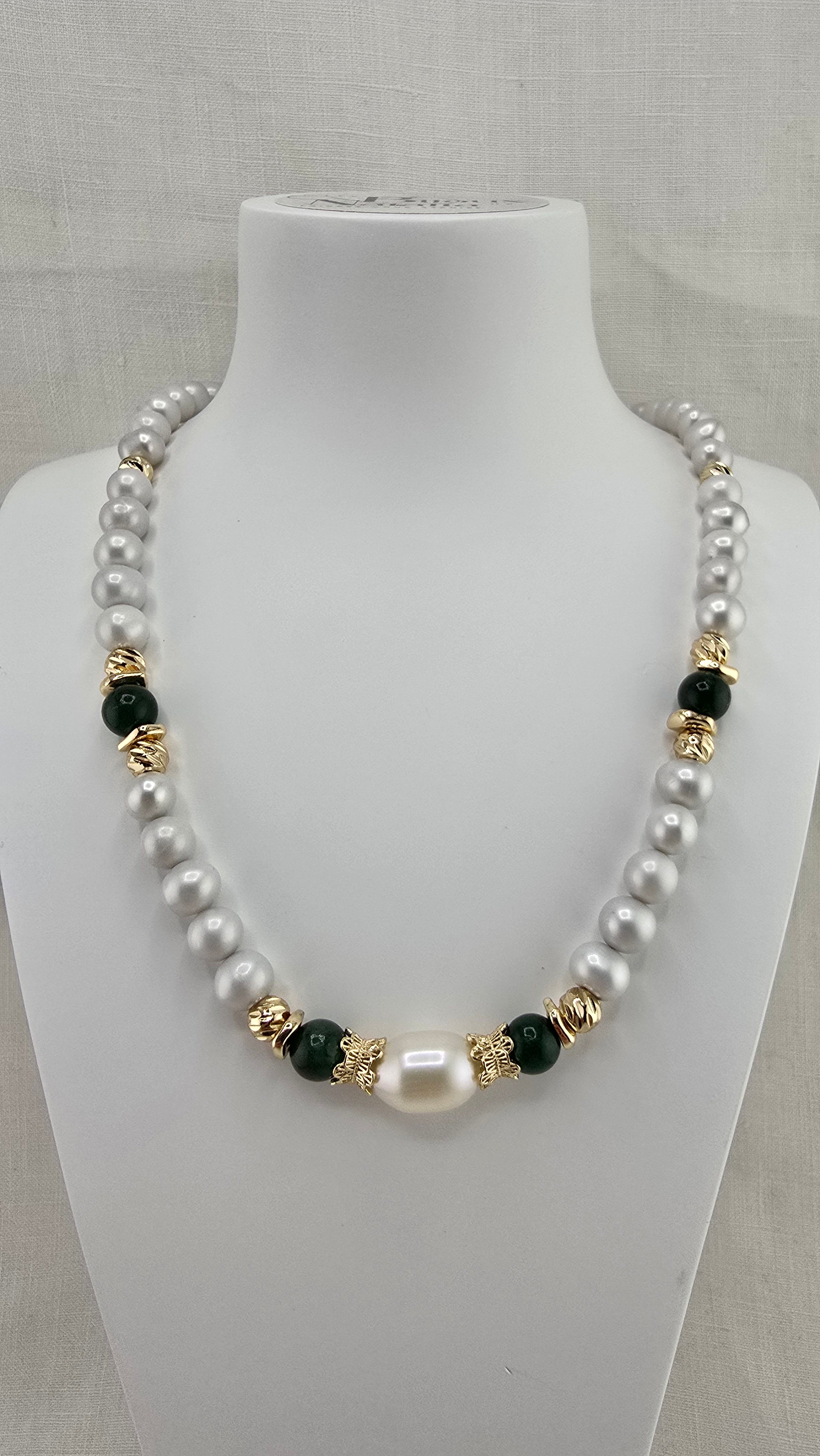 Collier perles de culture grises et Emeraude