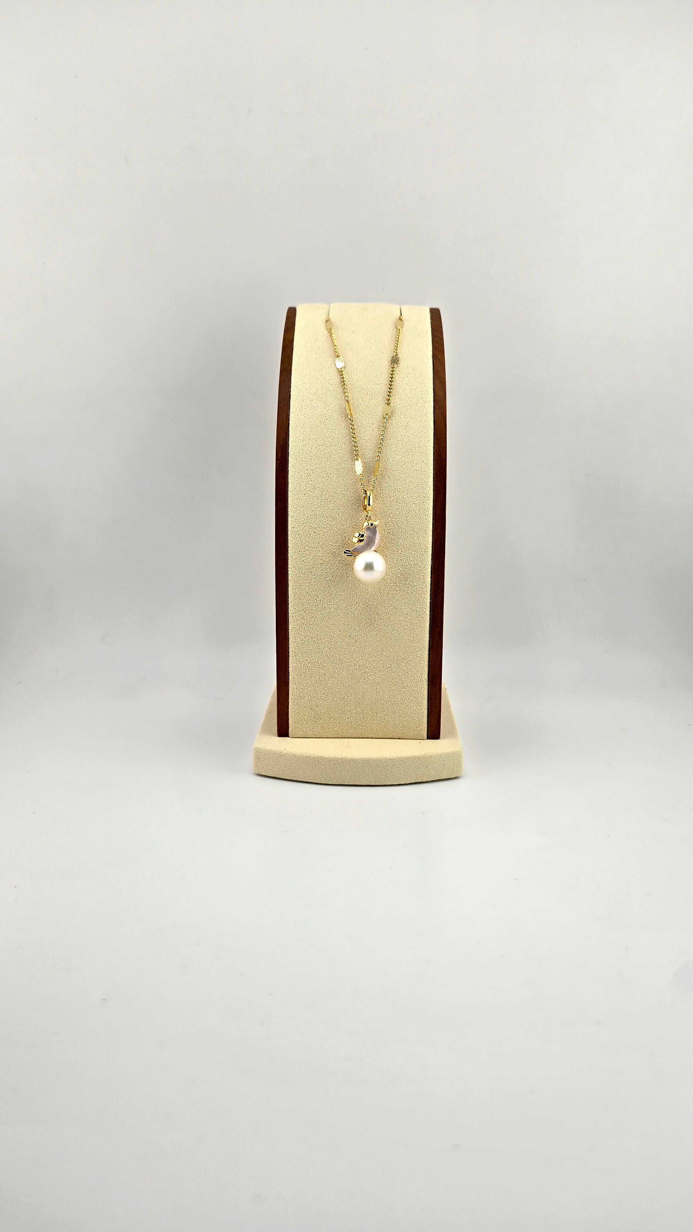 Perle de culture blanche et oiseau en nacre