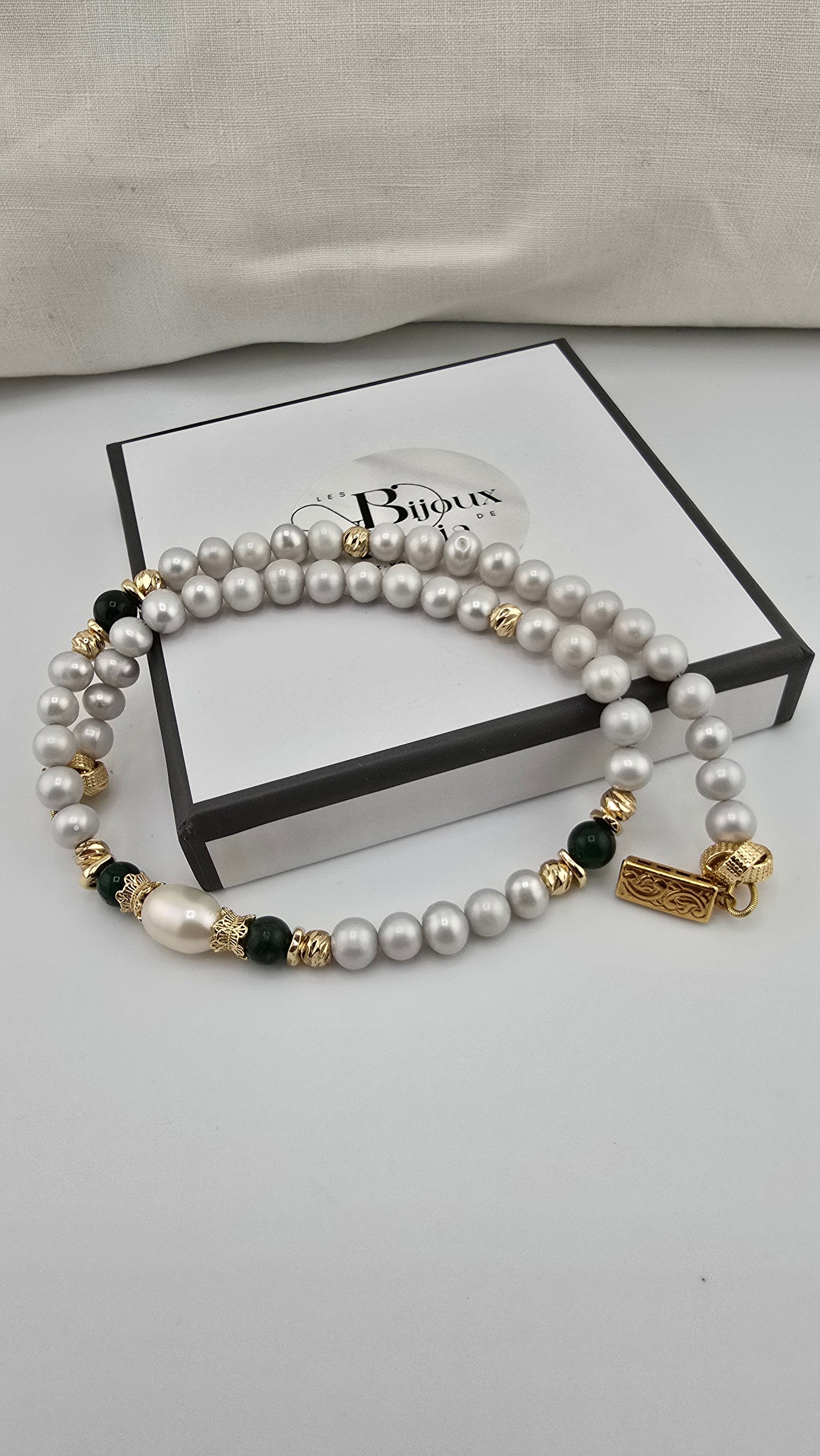 Collier perles de culture grises et Emeraude