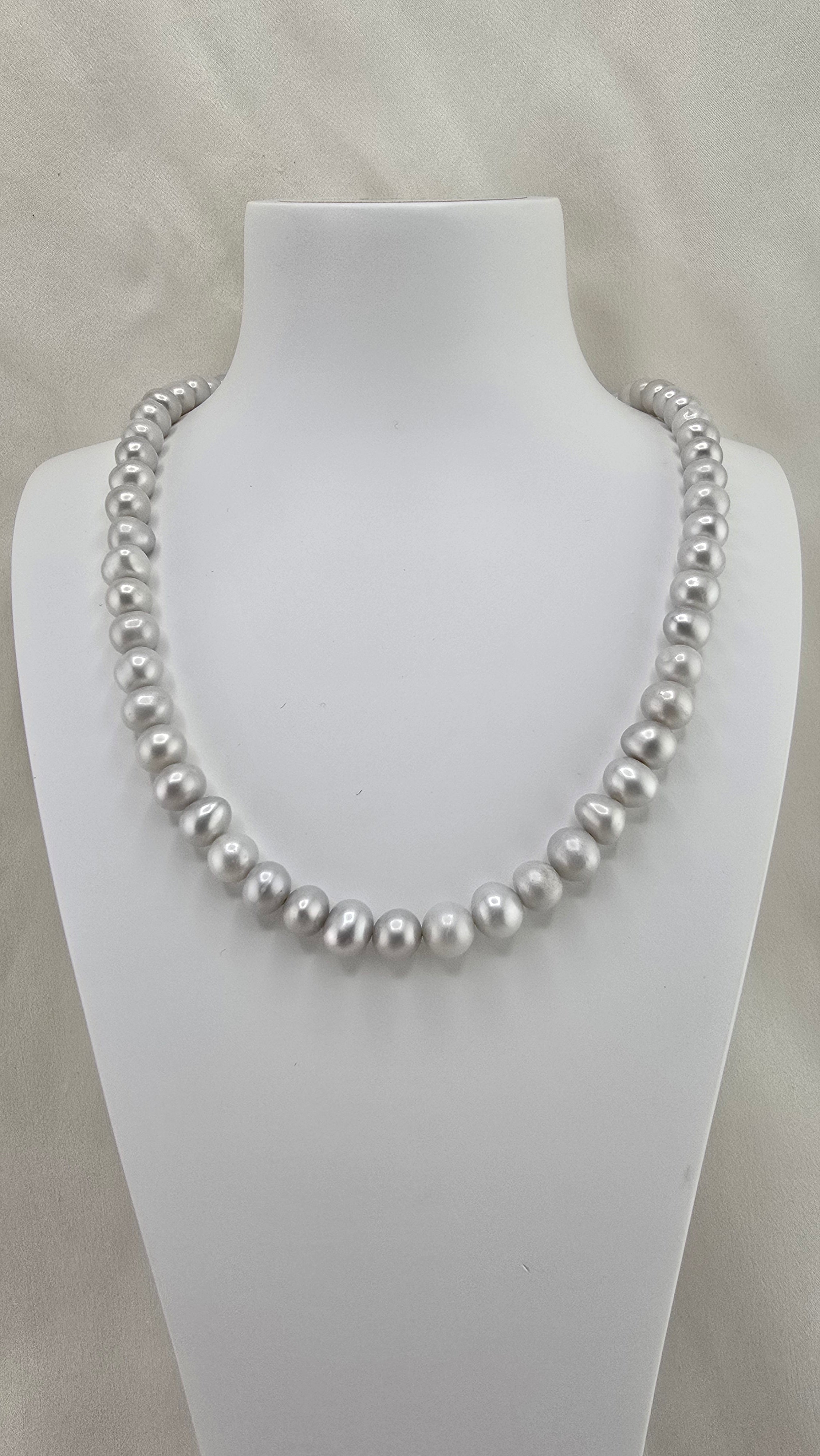 Collier ras du cou en perles de culture grises