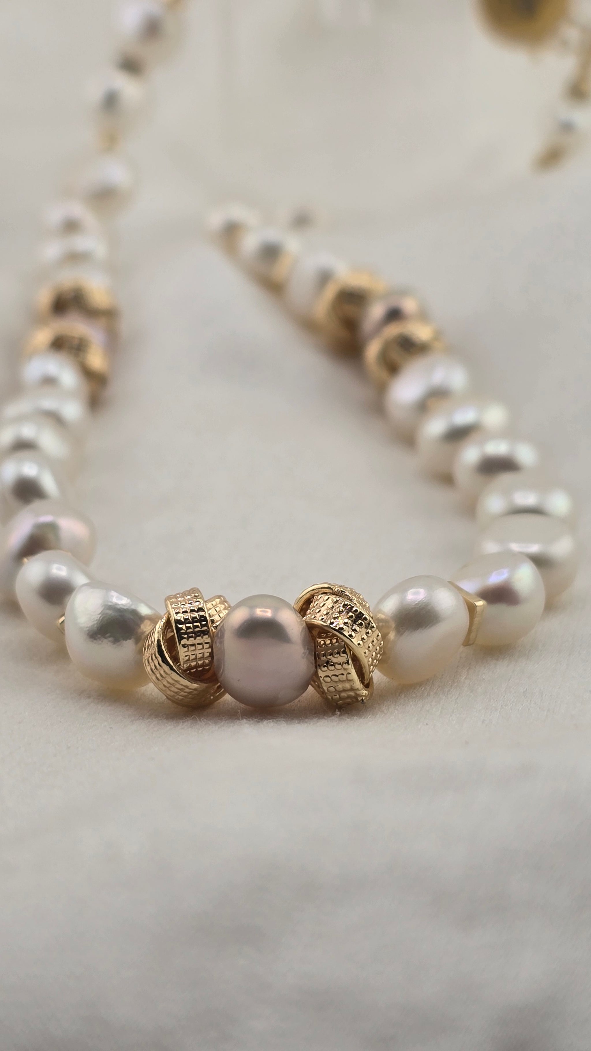 Collier perles de culture baroque et touches rosées