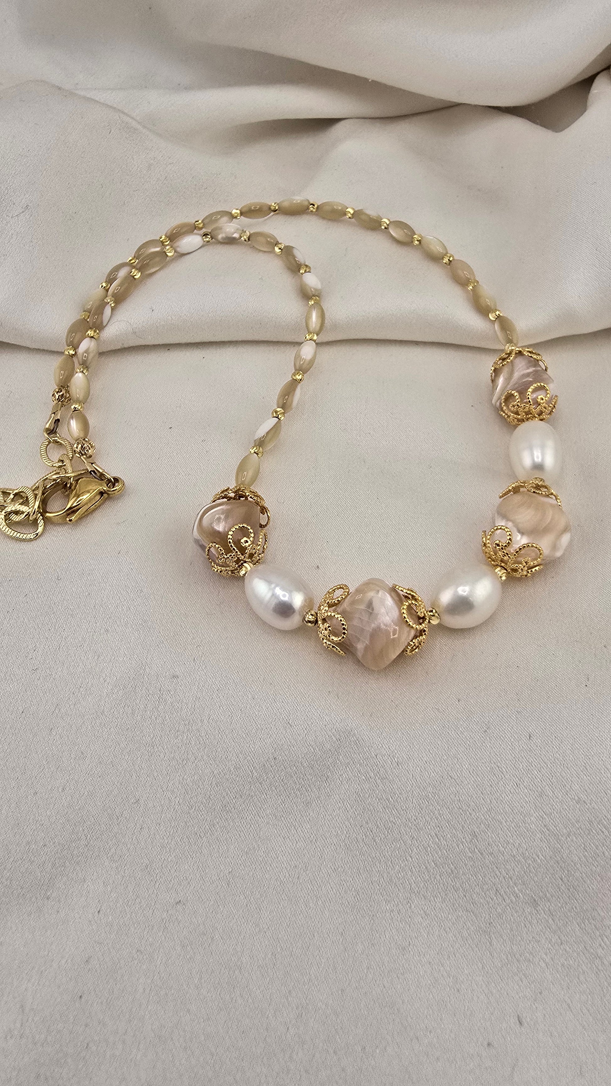 Collier en perles de Trocca et perles de culture olive
