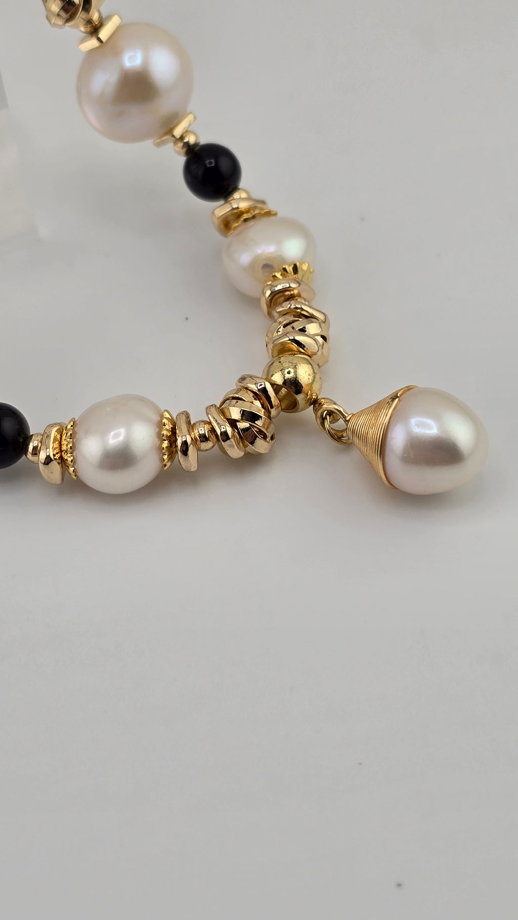 Collier en perles de culture baroque et onyx