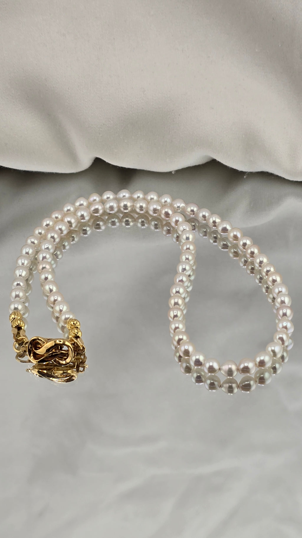 Collier en perles de culture rondes et blanches dans son écrin